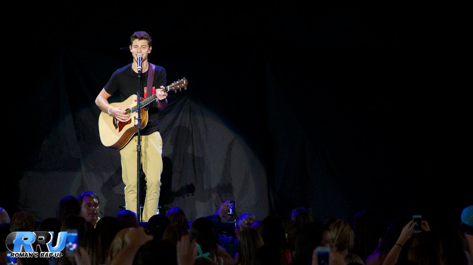 Shawn Mendes 3.jpg
