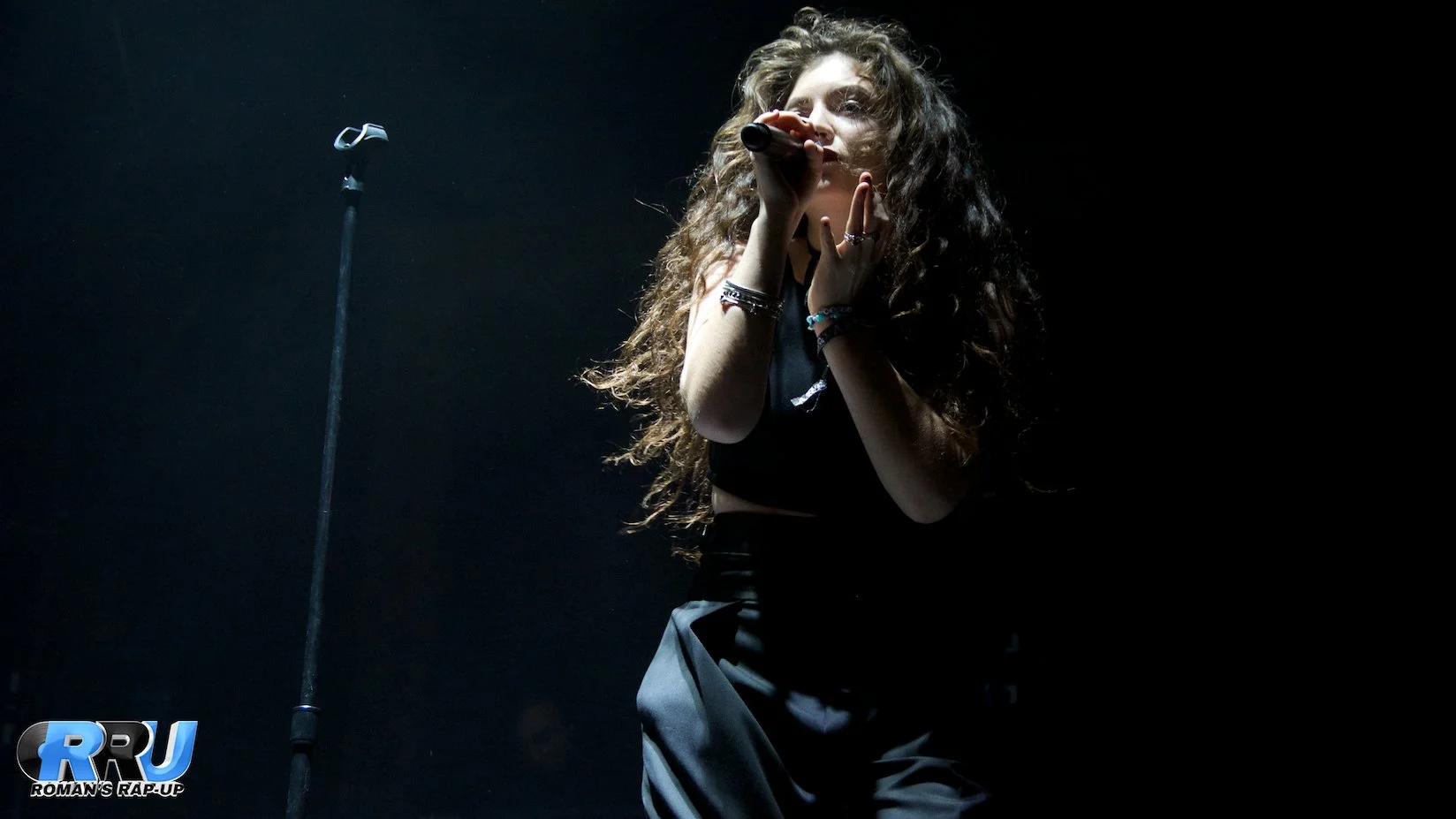 Lorde performing at Boston Calling Music Festival on September 6th, 2014 (Benjamin Esakof/Roman's Rap-Up).