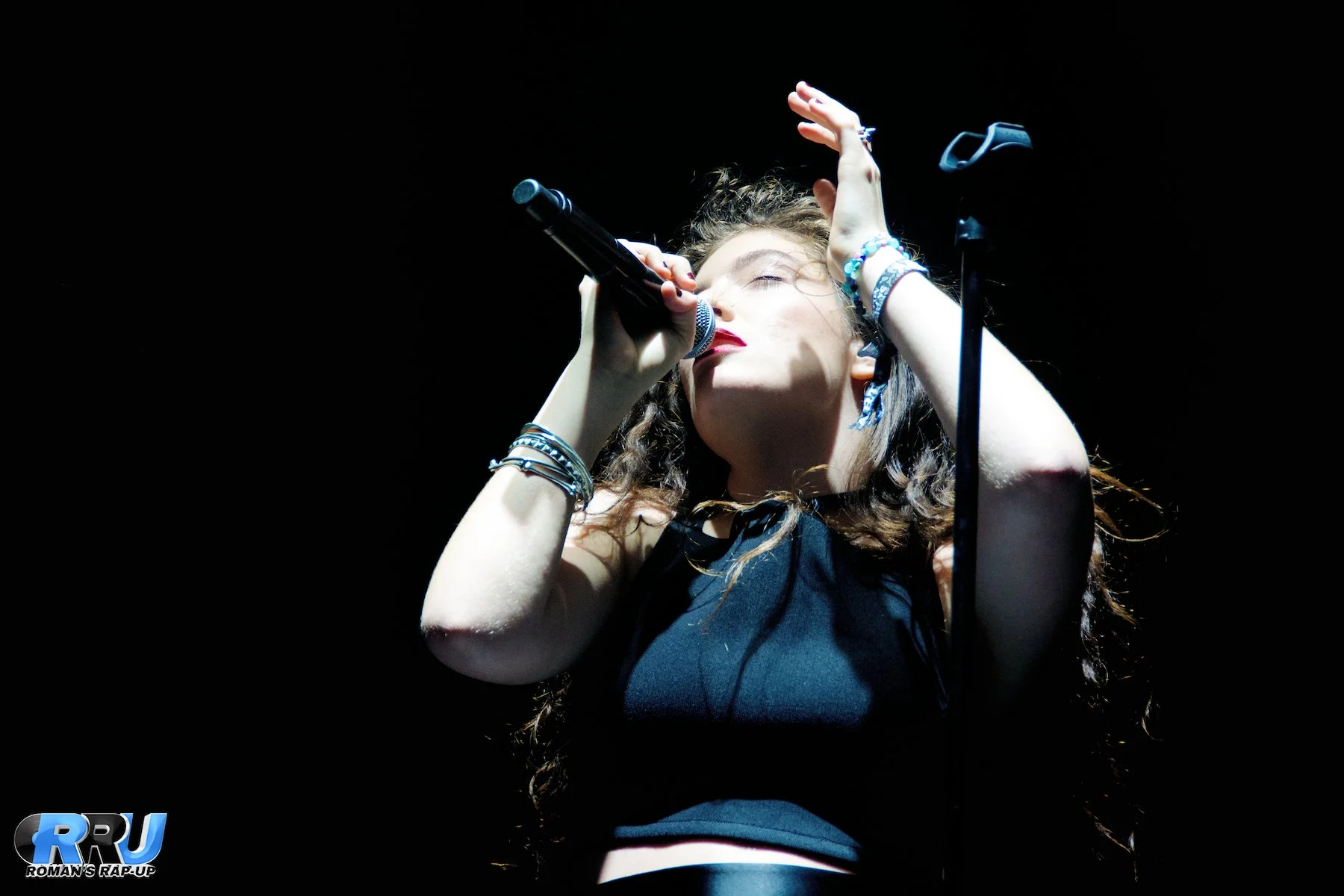 Lorde performing at Boston Calling Music Festival on September 6th, 2014 (Benjamin Esakof/Roman's Rap-Up).