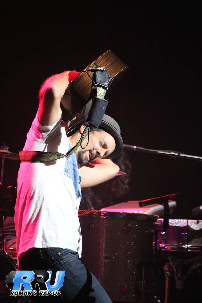 Jason Mraz performing at The Wang Theatre in Boston, MA on September 13th, 2014 (Dan Peters/Roman's Rap-Up).