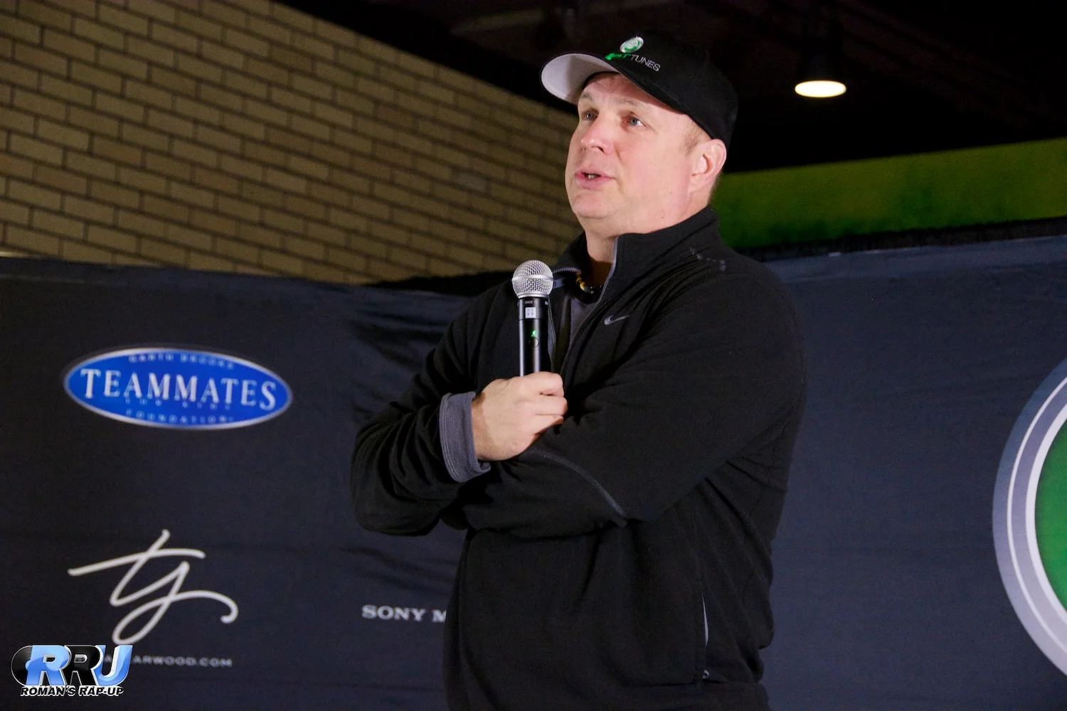 Garth Brooks at his press conference at the TD Garden on January 22nd, 2015 (Benjamin Esakof/Roman's Rap-Up). 