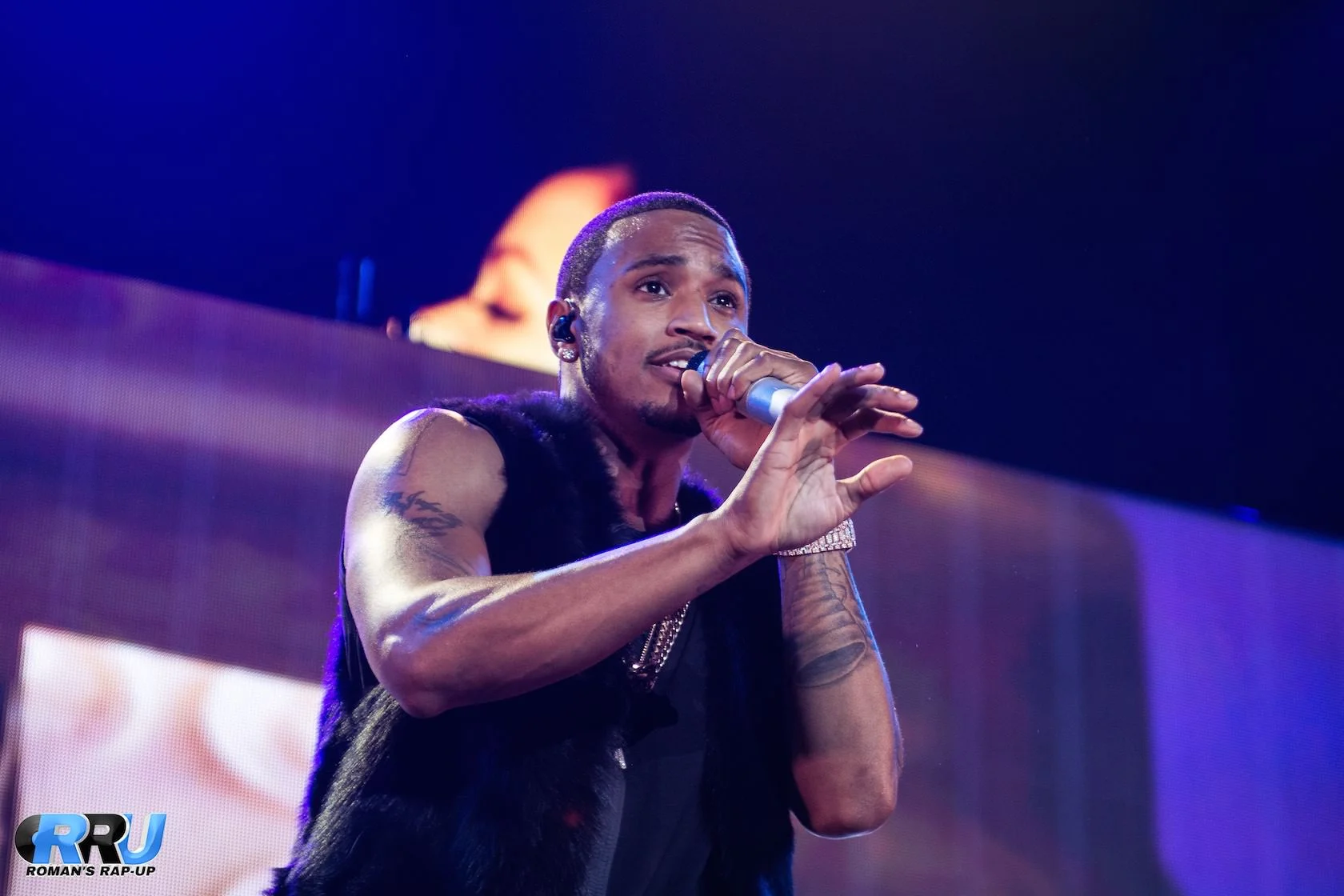 Trey Songz performing at The Forum in Los Angeles on March 8th, 2015 as part of the "Between The Sheets" tour (Michelle Kwong/Roman's Rap-Up).