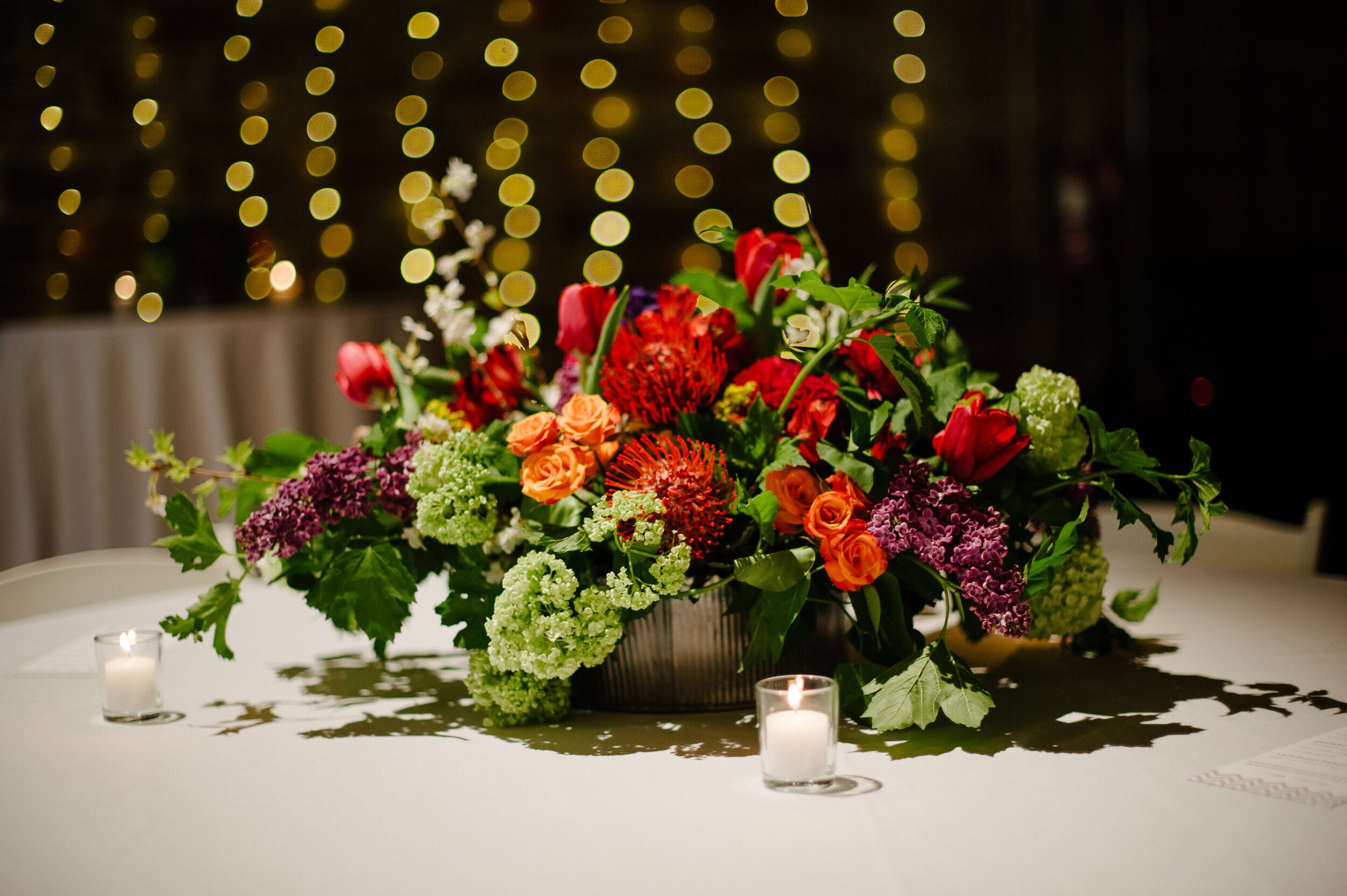 割引ショッピング Serene Spaces Living Tulip-Shaped Aluminum Flower Vase， Unique  Decorative Centerpiece for Wedding， Dinner， Anniversary Ceremony， Birthday，  Event， Beau