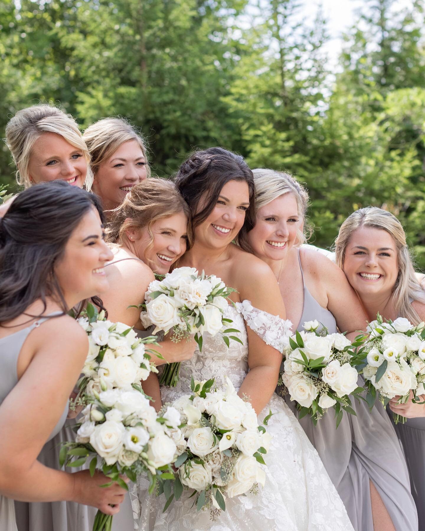 squad goals✨👩🏼👩🏽👰🏻👩🏾👩🏼👩🏻✨ @colleenannelennehan 📸
@mjiggs 
#weddingmakeup #bostonmakeup #makeupartist #bridesmaids #weddingflowers