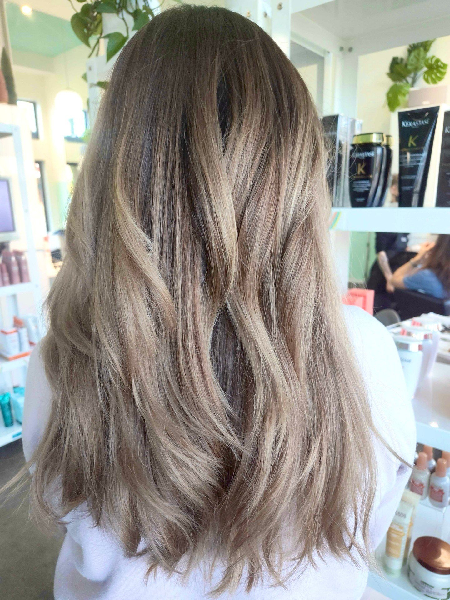 This lovely client came in with a bleach and tone, almost solid blonde with lots of dark regrowth. Achieving a cohesive blonde takes strategy, so Lexi chose an all-over color for a more natural, lived-in blend&mdash;and it definitely paid off. ✨ Link