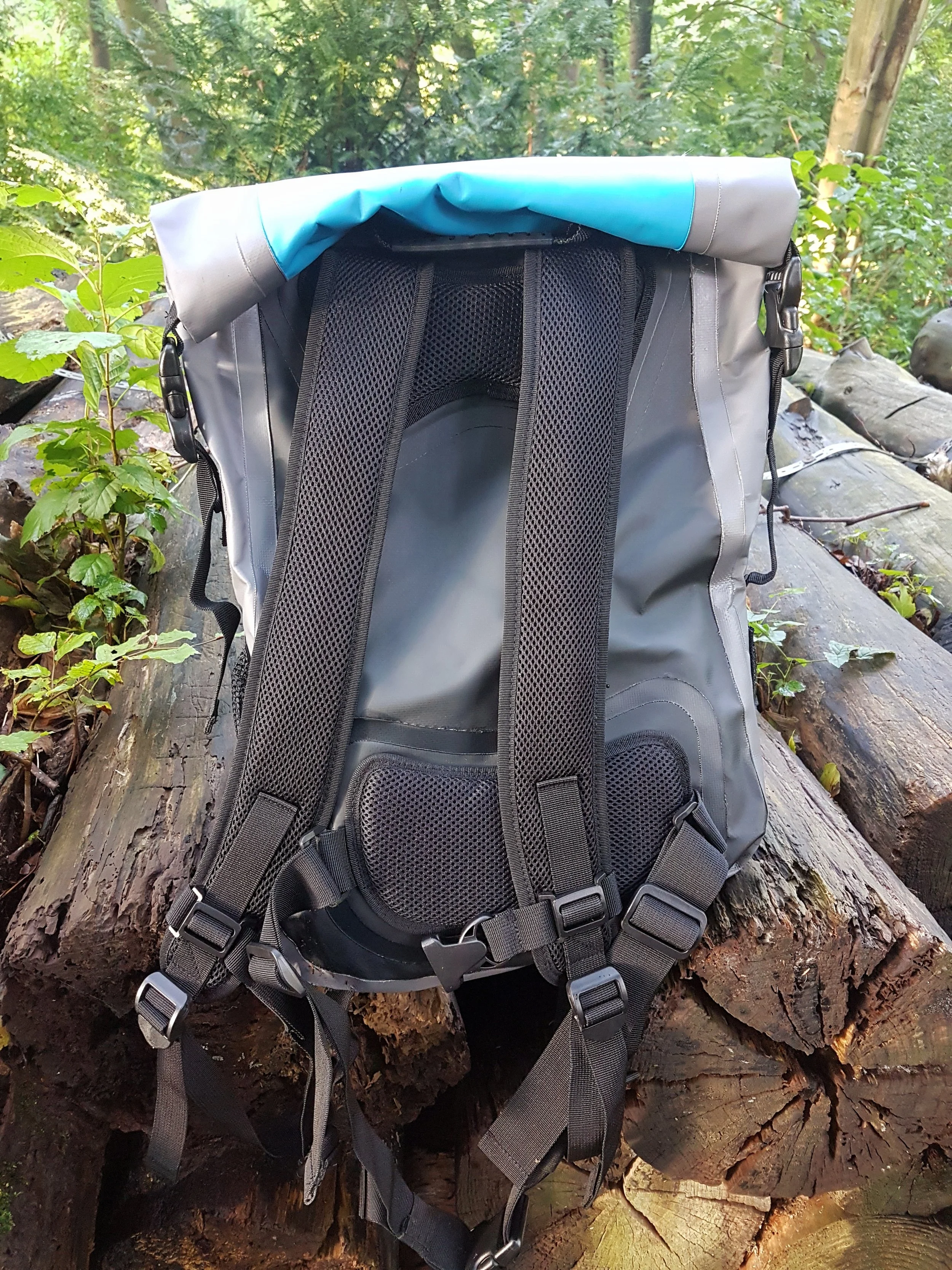 The bag has a roll down top with compression seals to allow movement to be kept to a minimum, inside the bag. The bag is comfortable to wear and the padded straps allow for a comfy feel at all times.
