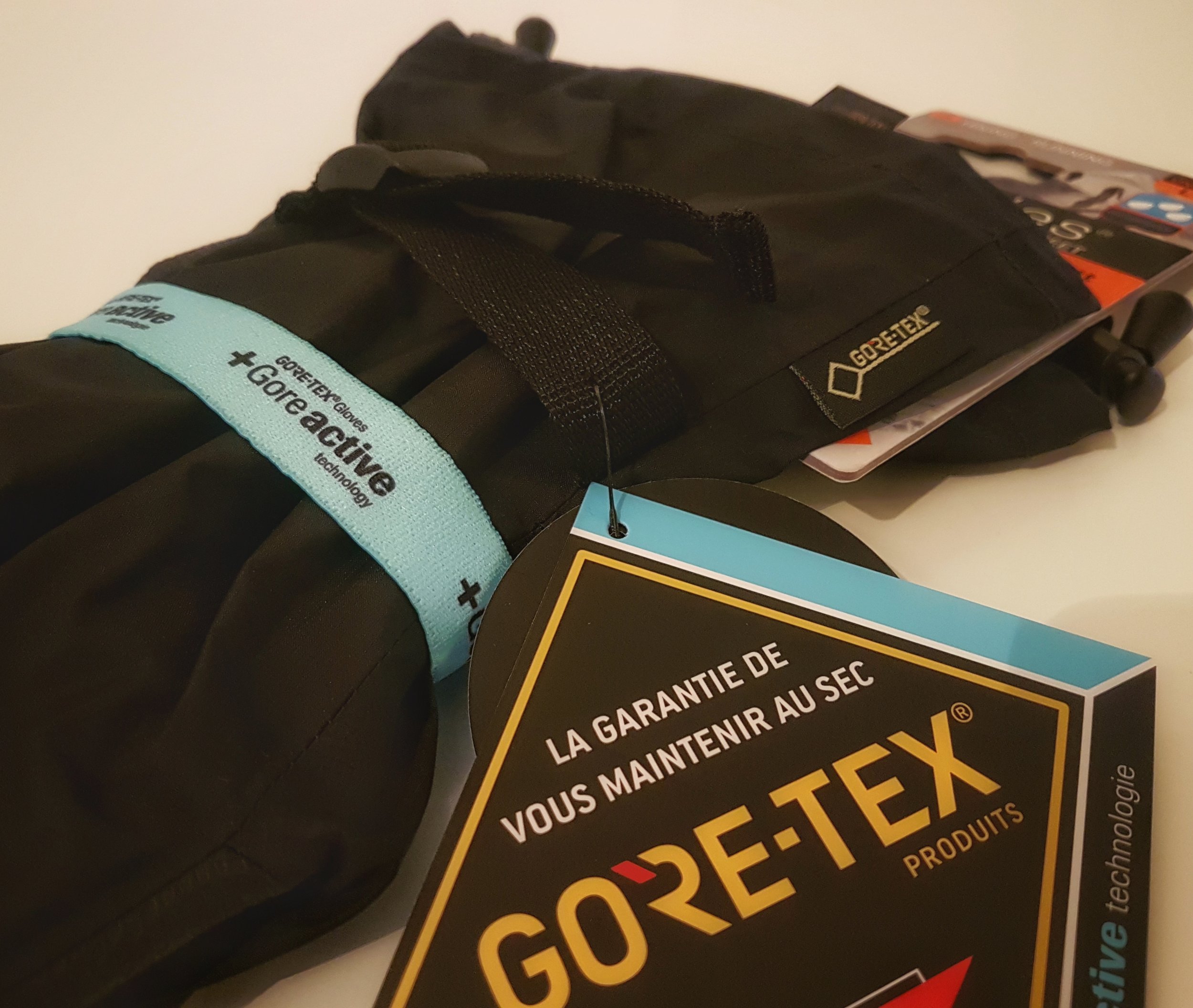 The gloves are fully waterproof with Gore-Tex material.