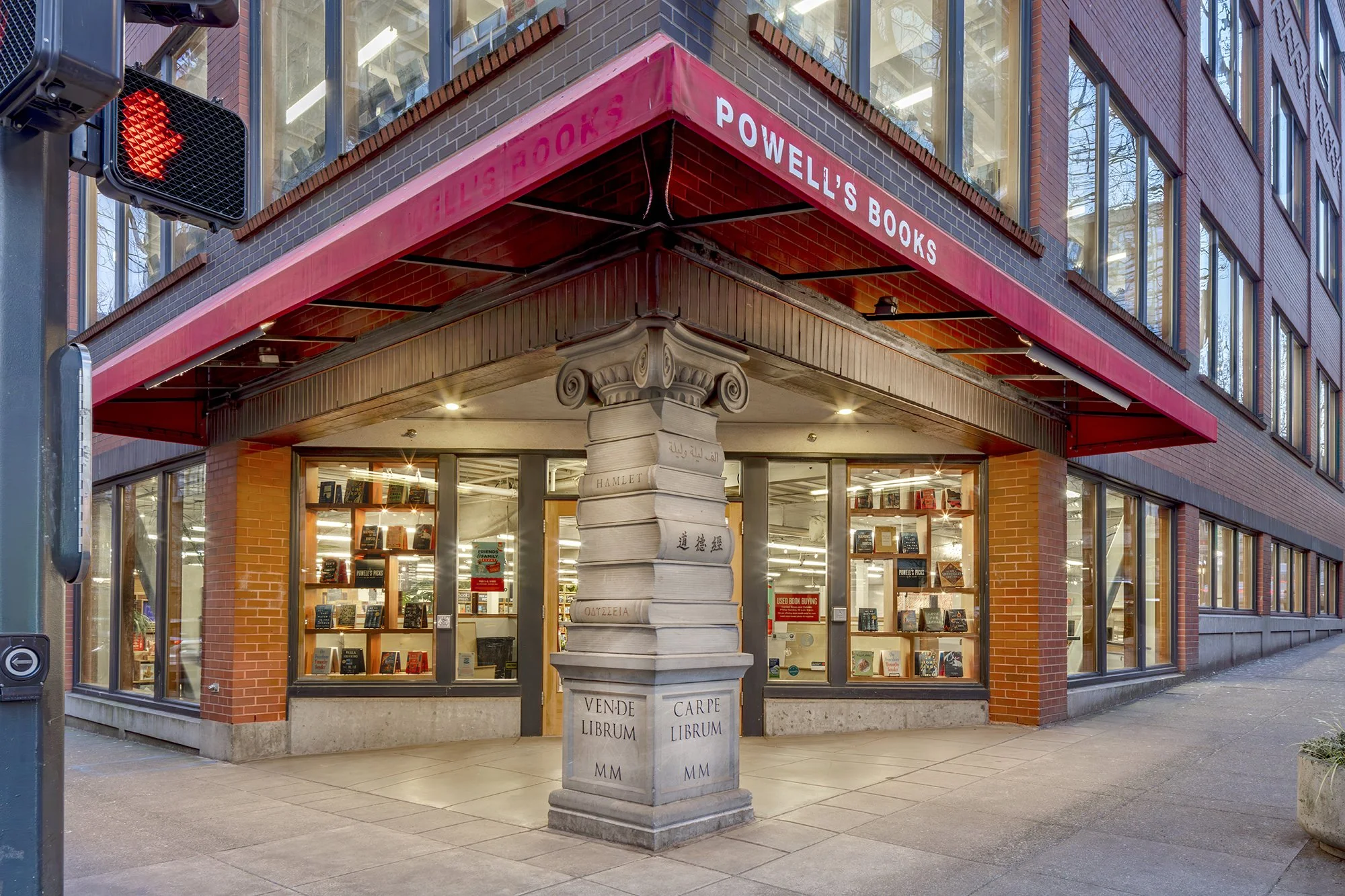 PDX_Powell's Books_001_01.jpg