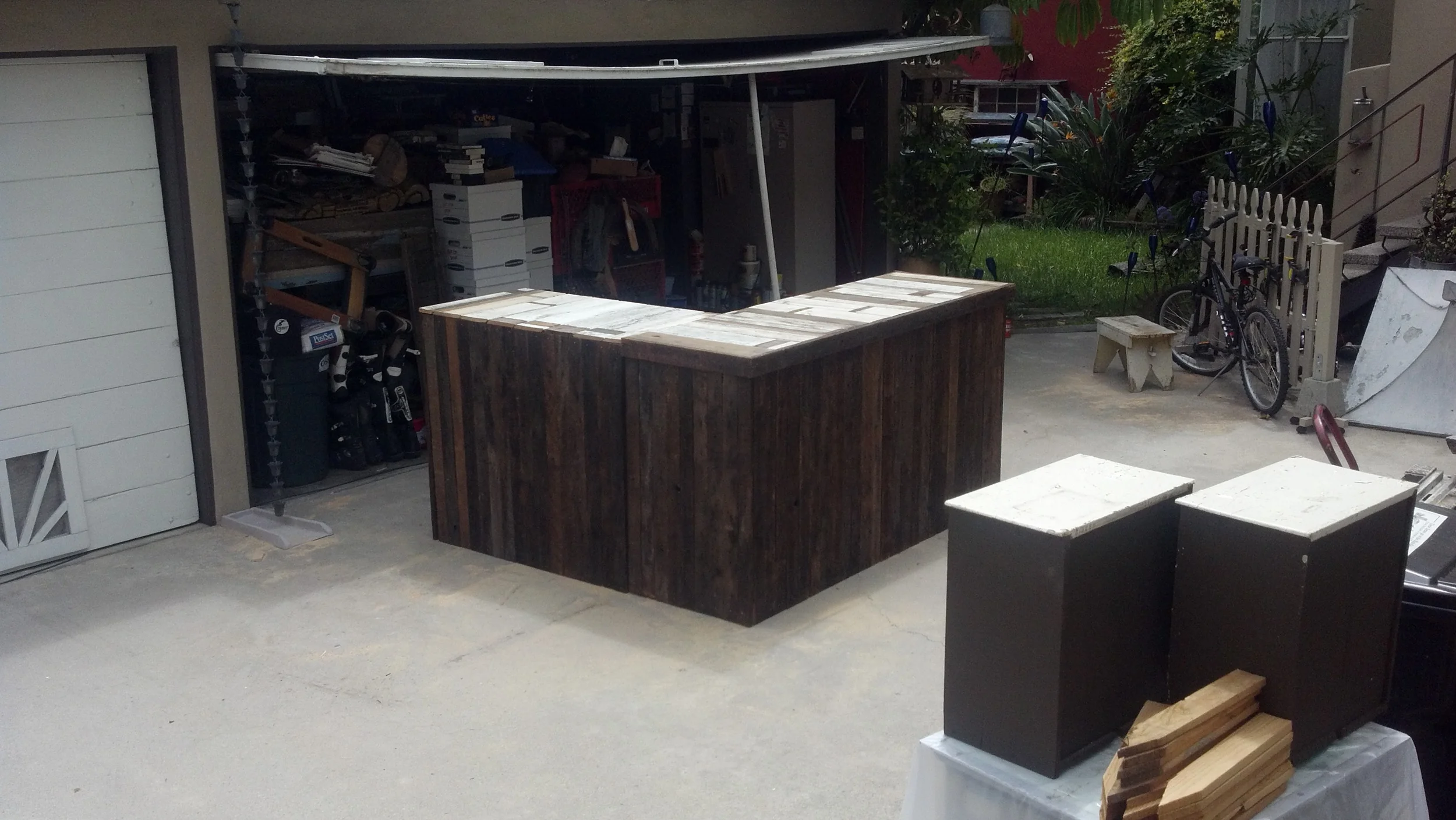 AUM AND GARDEN. SHELVING INSERT TO THE RIGHT.