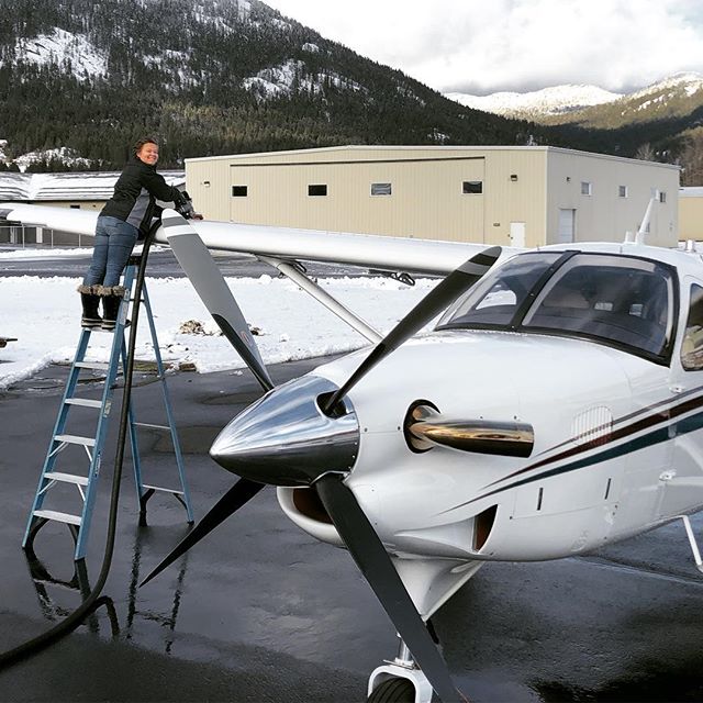 We see you back there Schweitzer, but alas, we’re stuck at work ⛽️✈️ #slingingjeta #aviation #quest #kodiak #work