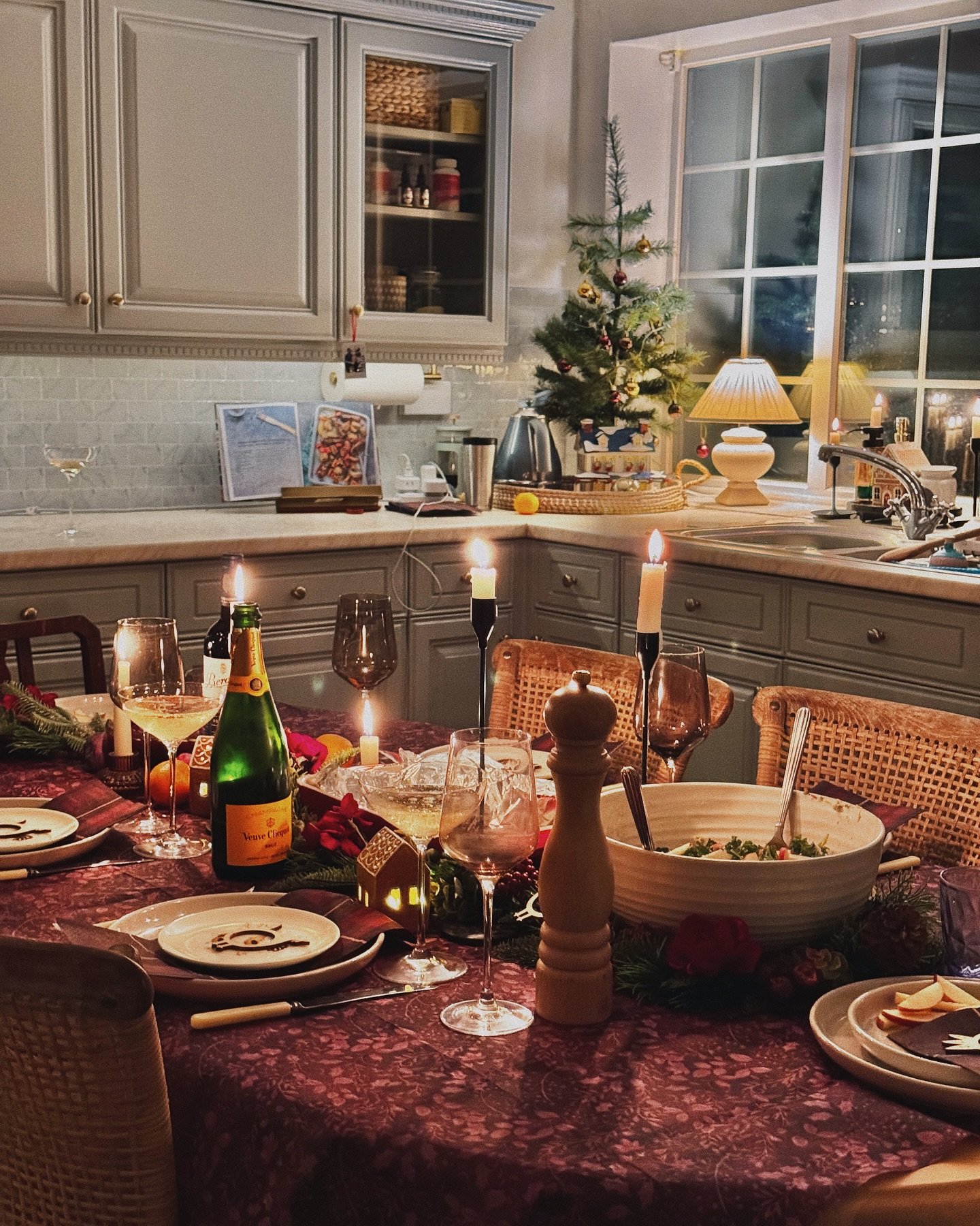 Petition to bring back the kitchen table say Aye ✋🏻