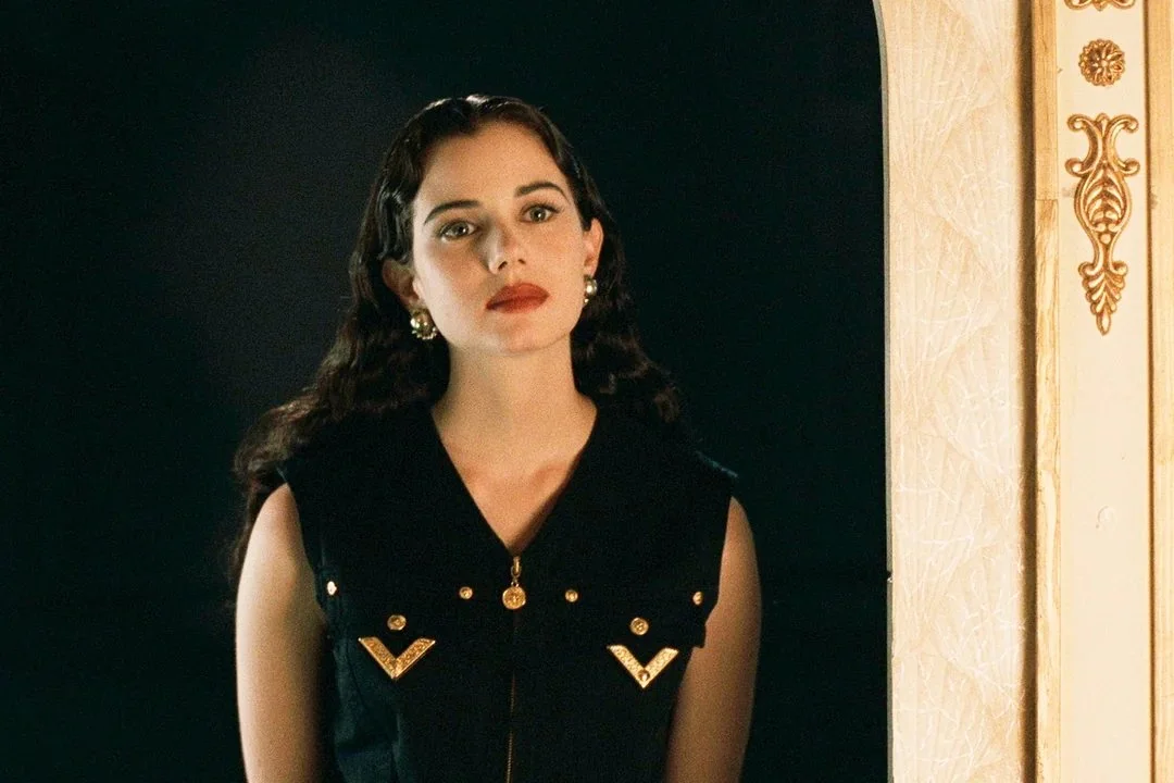 mia-kirshner-in-exotica-1994-v0-dqke6mxbjltb1.jpeg
