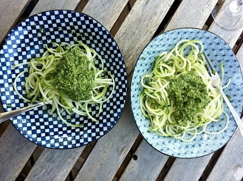 Raw zucchini spaghetti w/vegan pesto!
