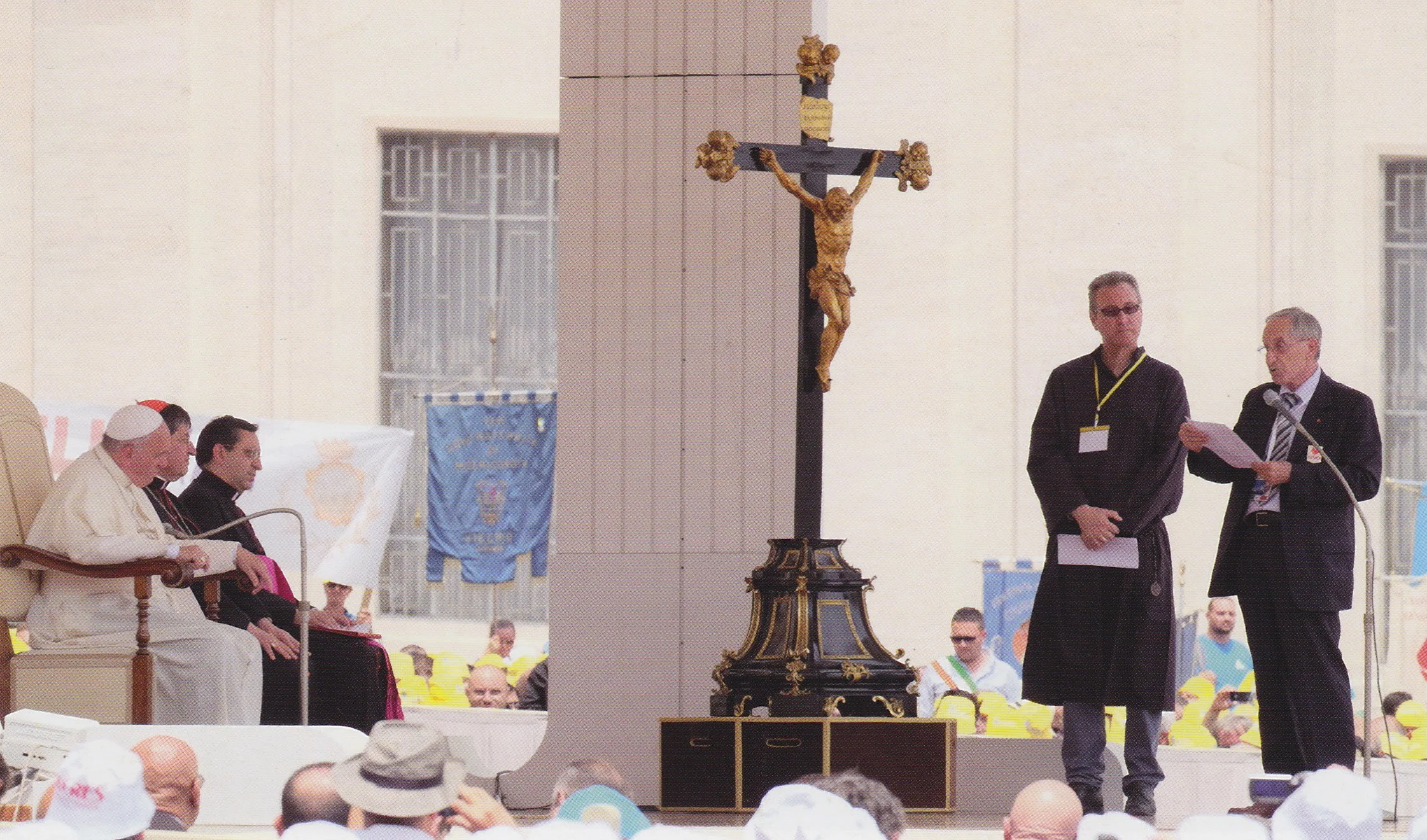 Si riconosce sullo sfondo il gonfalone della nostra Misericordia e tra i due presidenti un nostro Confratello