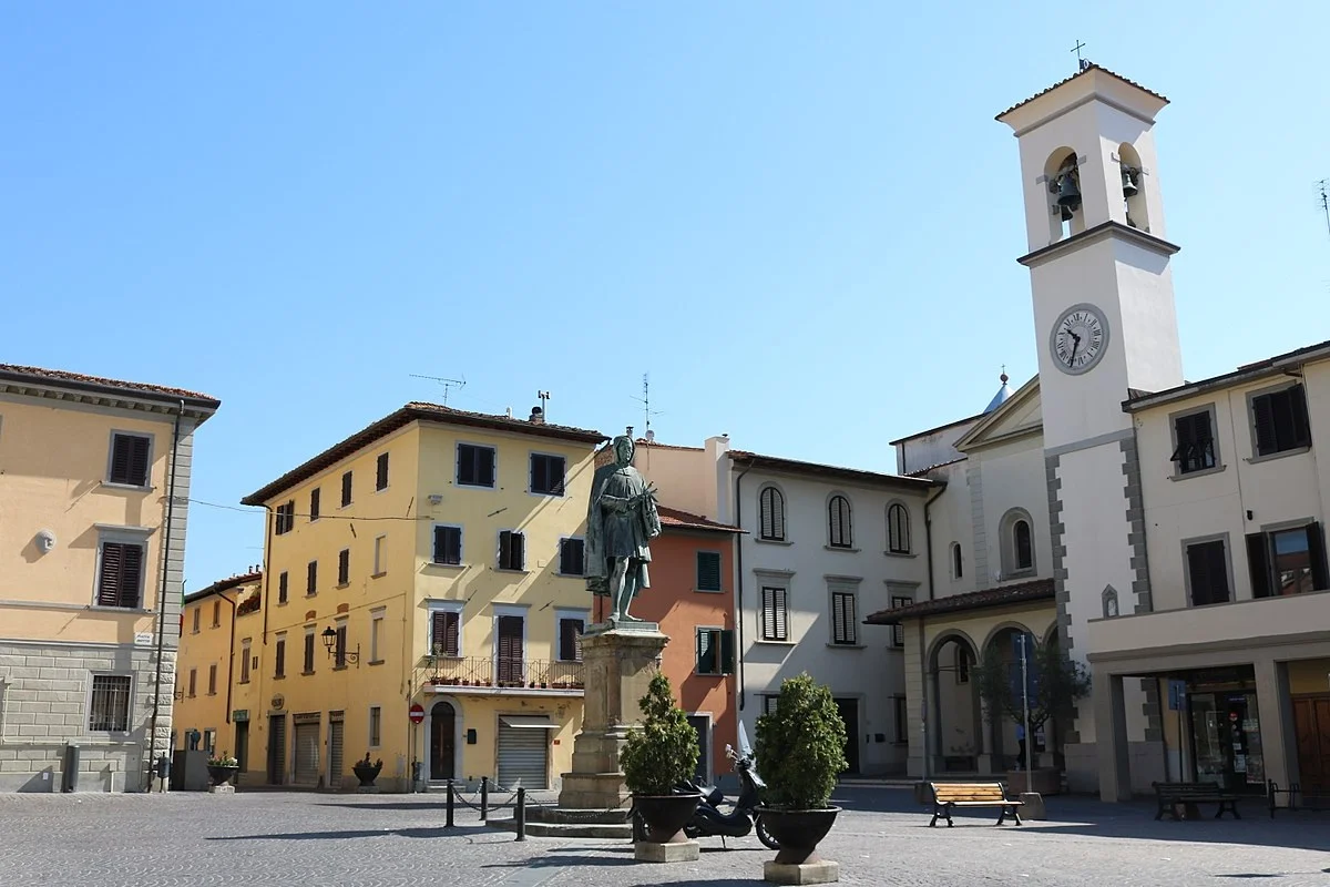 1200px-Piazza_Giotto_%28Vicchio%29.jpg