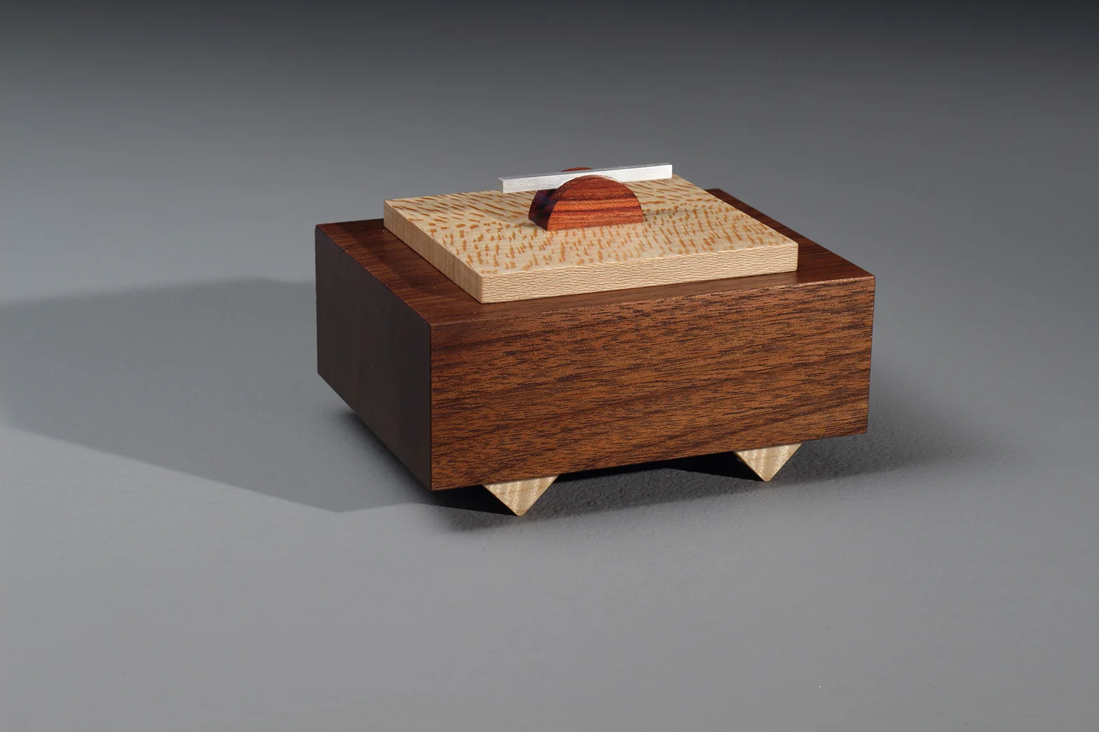 En Pointe Sycamore Box (XEN2)