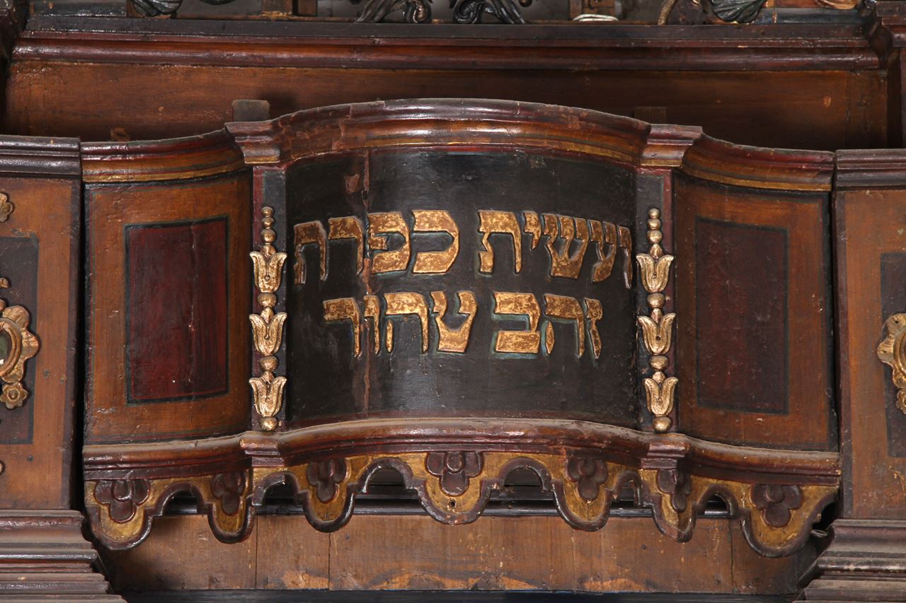 Aron Kodesh of the Great Synagogue of Siret in Romania 5.jpeg