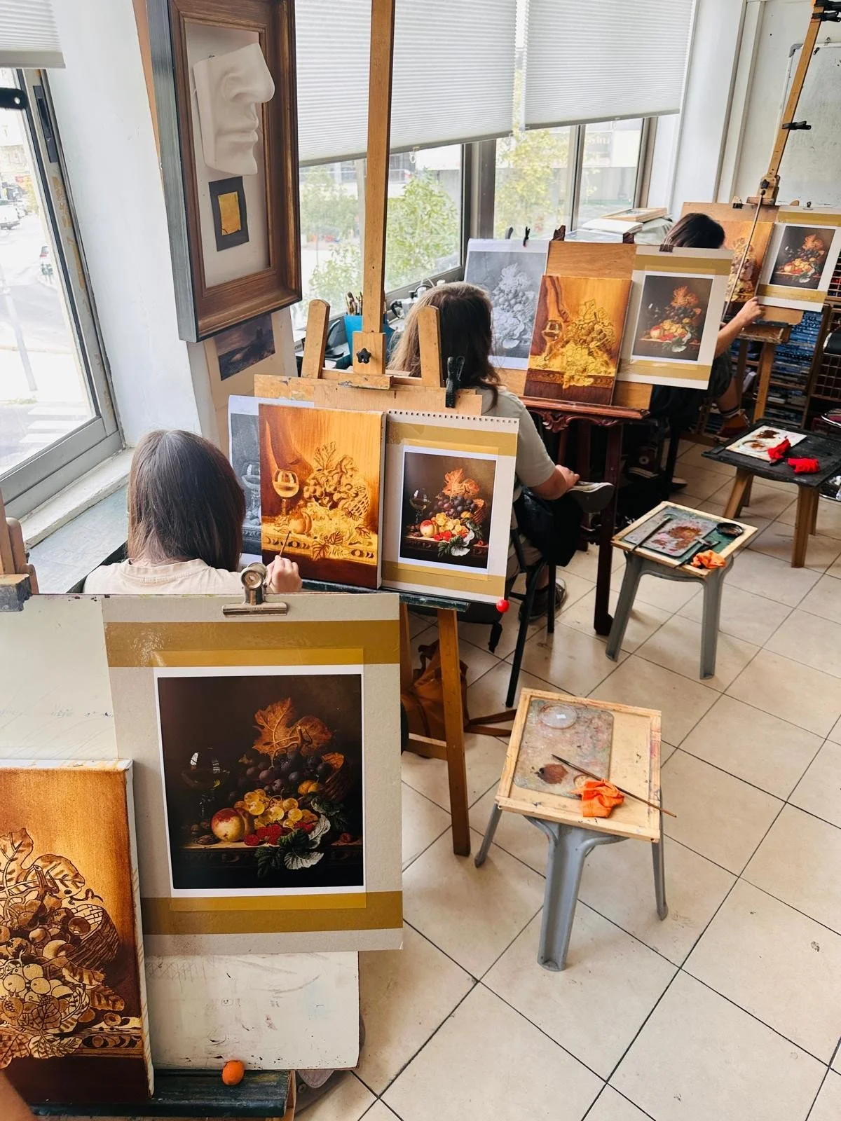 students for oil painting, watercolor, and academic drawing classes at Herzl 1, Haifa.jpg