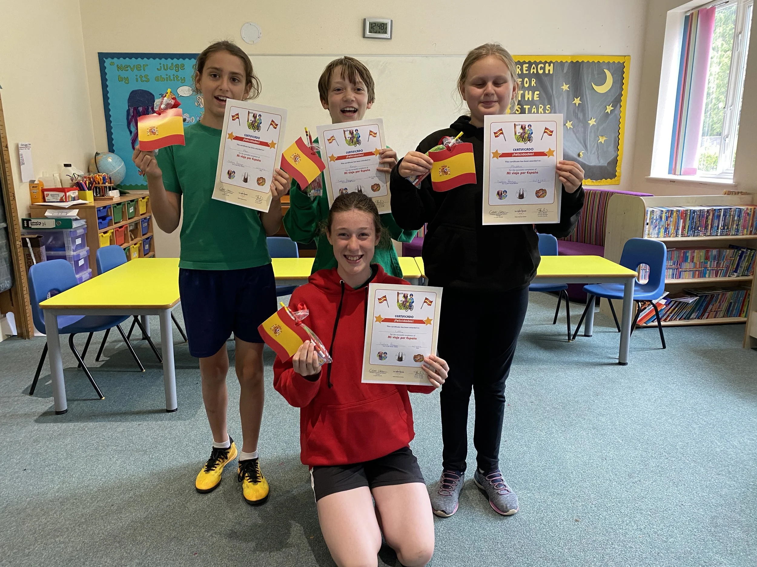 Year 6 students saying "adiós" as they head off to senior school