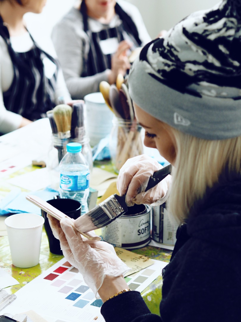 I LEARN HOW TO USE CHALK PAINT AT AN ANNIE SLOAN WORKSHOP — SARAH AKWISOMBE