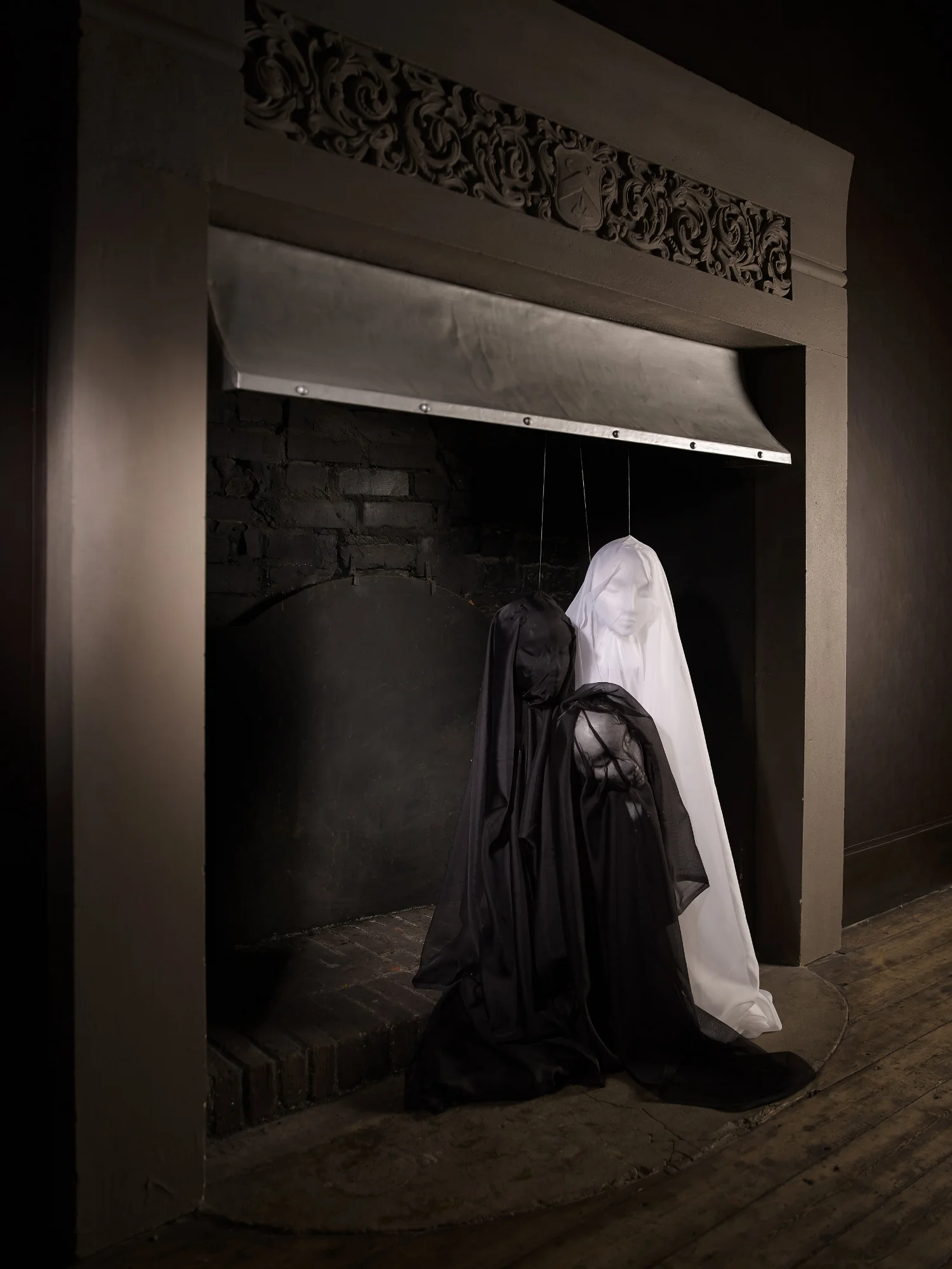 DIY HALLOWEEN DECORATIONS SPOOKY FLOATING HEADS — SARAH AKWISOMBE