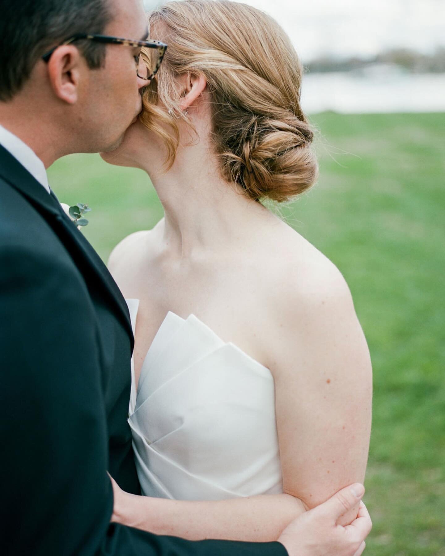 Waterfront celebrations will always be a favorite, and @theoakswaterfront is so peaceful and beautiful!

#lrpweddings #fineartweddingphotographer #dcweddingphotography #dcwedding #luxuryweddings #weddingphotographer #weddinginspiration #fineartweddin