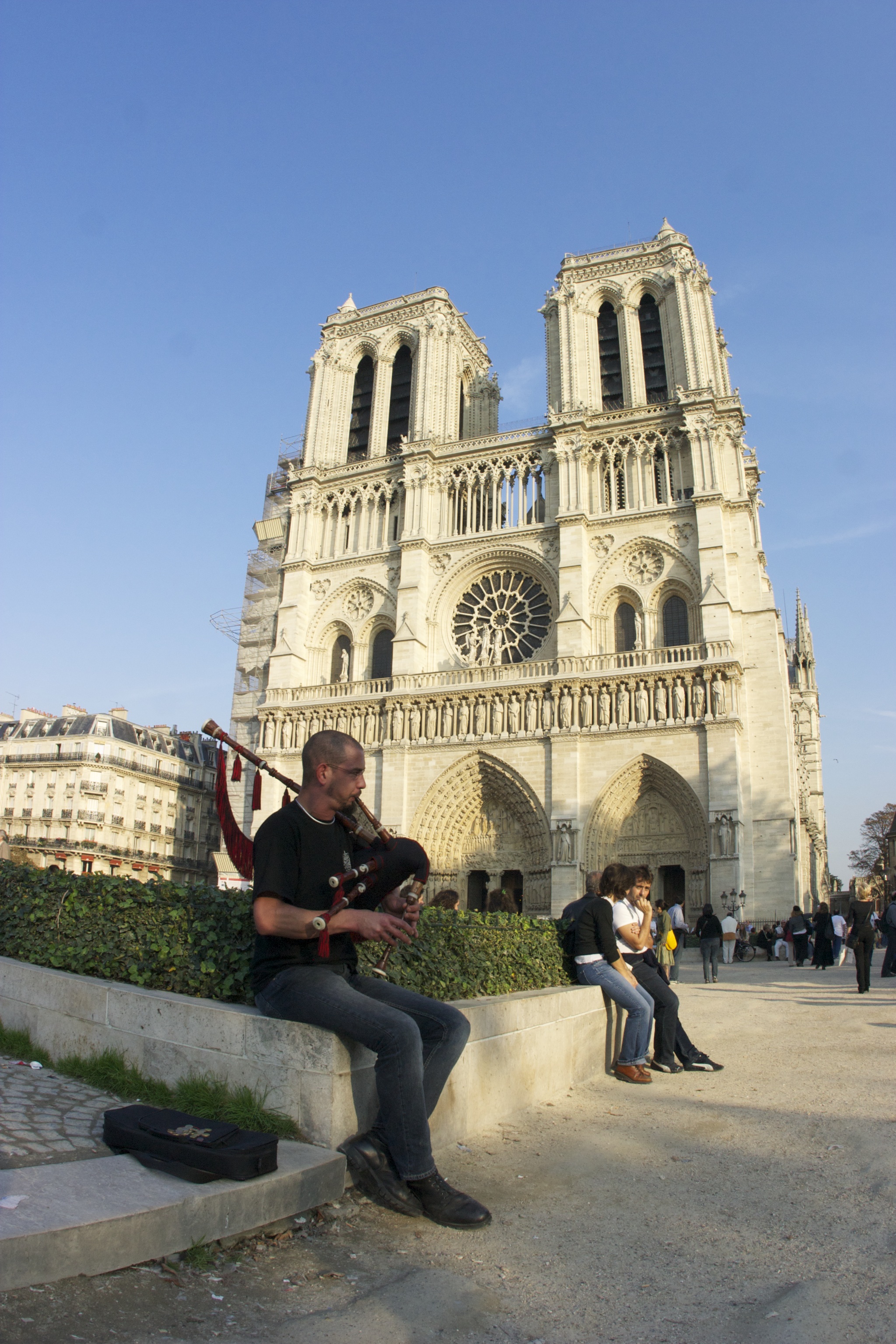 Bagpiper.paris copy.jpg