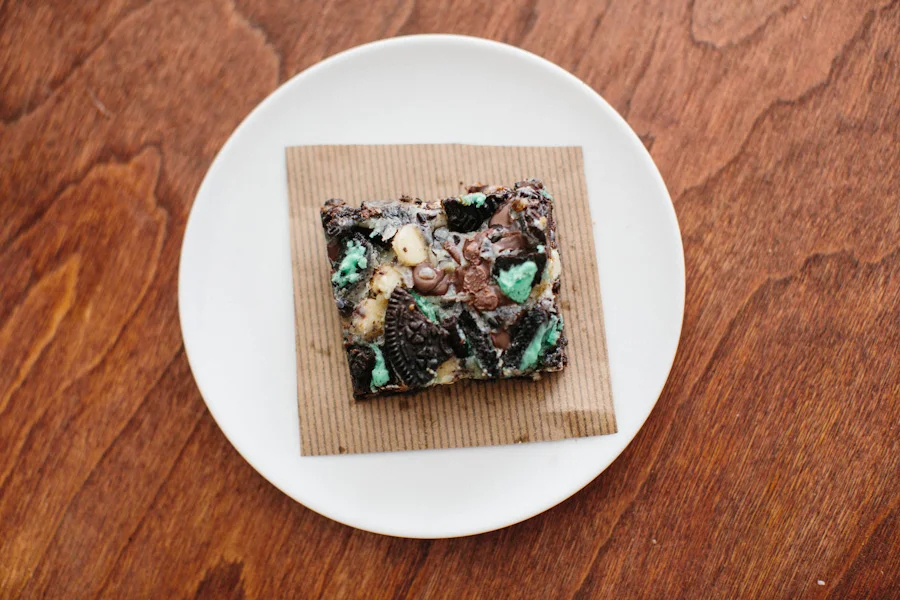 Cookies + Cream Magic Bars // Becca Bakes (www.becca-bakes.com)