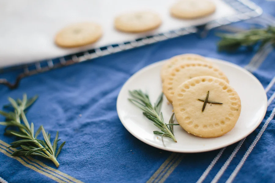 Rosemary Shortbread Rounds // Becca Bakes (www.becca-bakes.com)