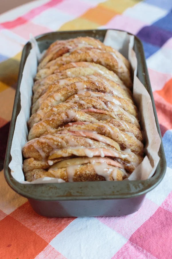 Apple Cinnamon Pull-Apart Bread | Becca Bakes (www.becca-bakes.com)