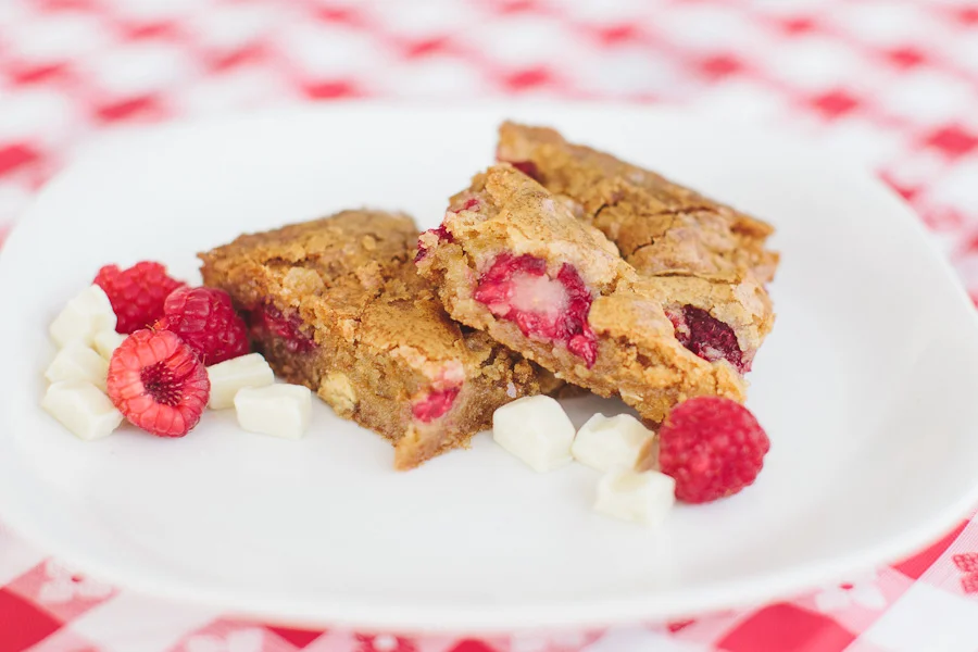 Raspberry White Chocolate Blondies | Becca Bakes (www.becca-bakes.com)