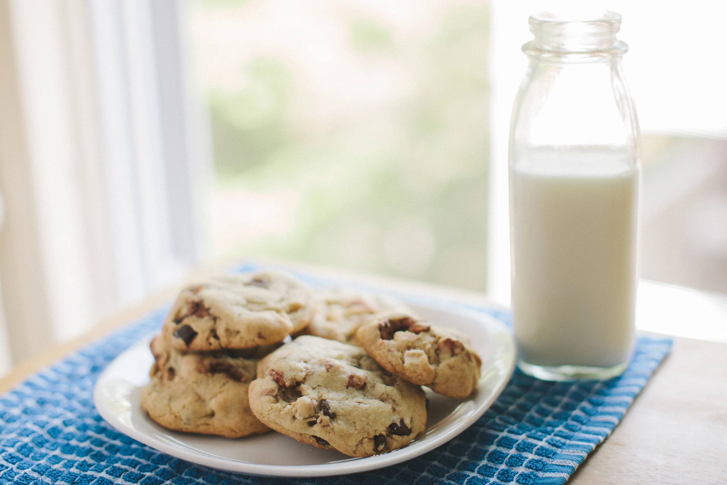 Candied Cashew Chocolate Chunk Cookies | Becca Bakes (www.becca-bakes.com)