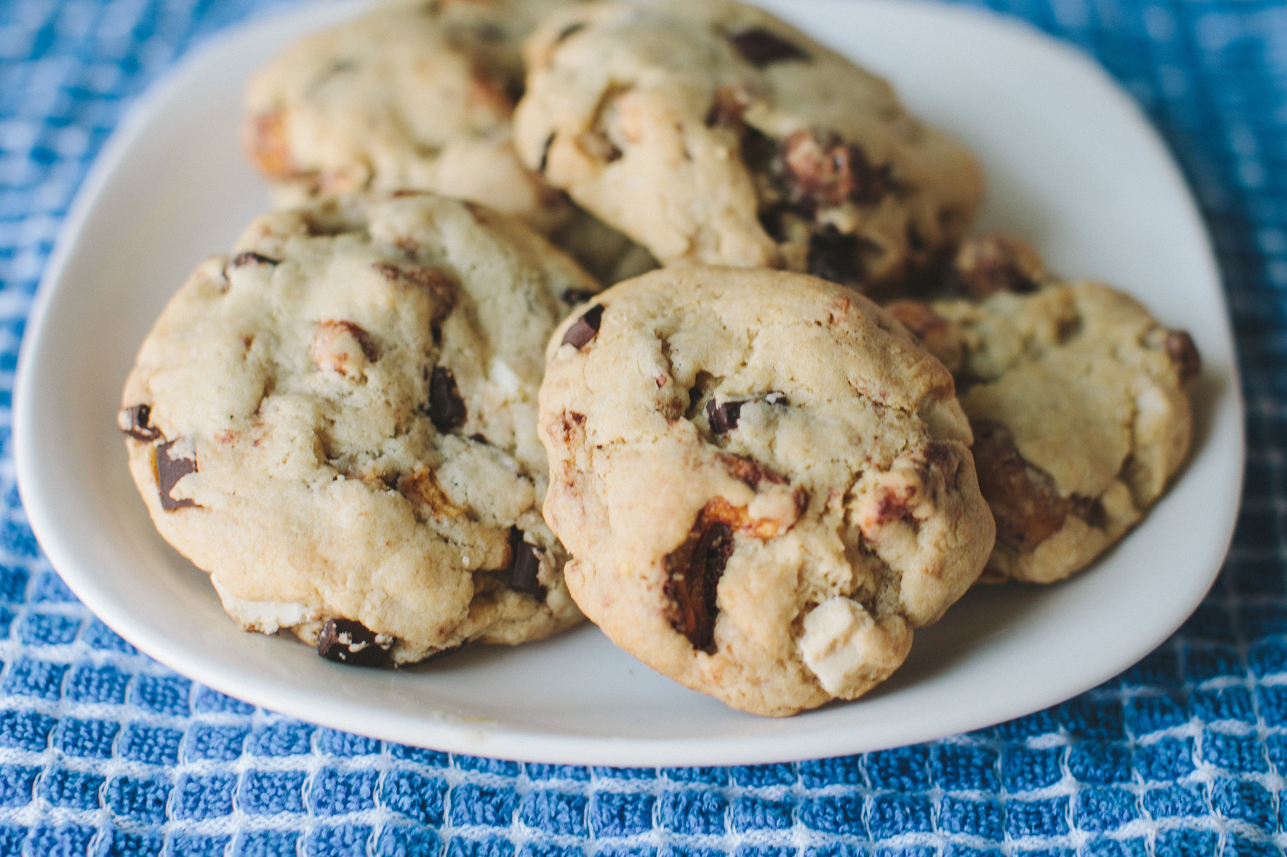 Candied Cashew Chocolate Chunk Cookies | Becca Bakes (www.becca-bakes.com)