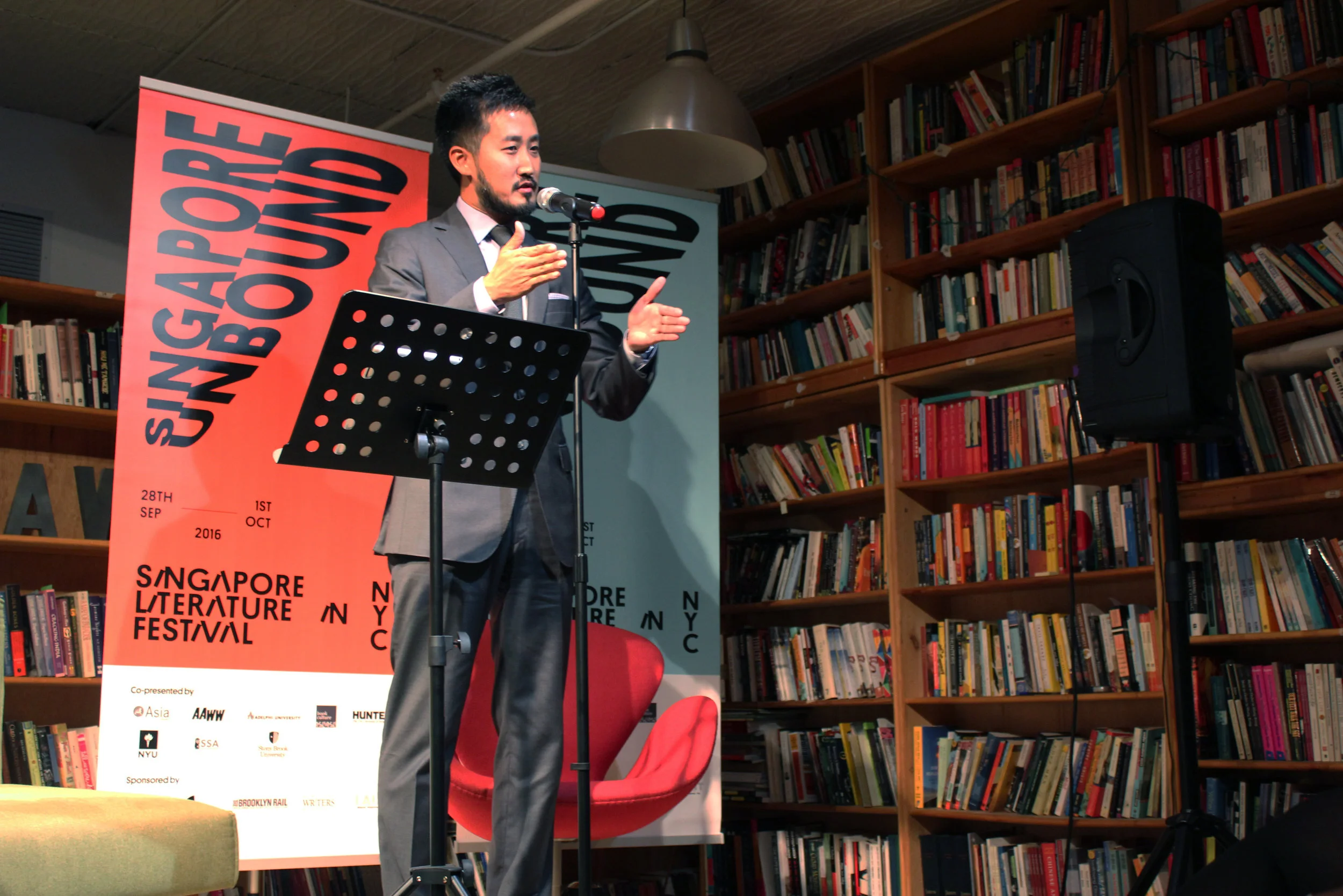 “(IN)VISIBILITIES: Singaporean and American Writers on Race and Sex"