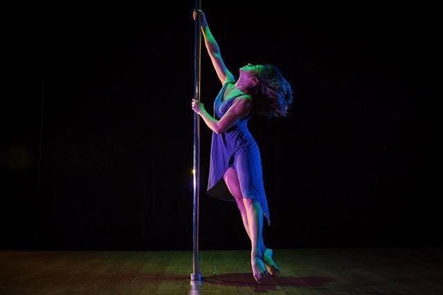 Love the movement you can see in the skirt and @pollydoespole's hair! 🌪⁣
⁣-
#alloyimagesphotography #polephoto #poleshoot #polephotoshoot #polephotography #spinrightaround #spinpole