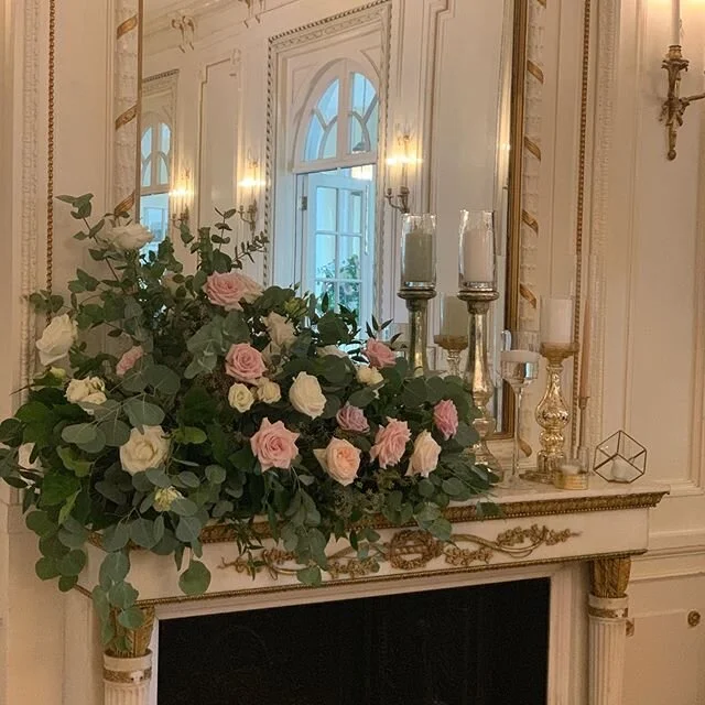Mantelscapes are my favorite ❤️ #meredithmccarthyfloraldesign #ipswichflorist #northshoreflorist #tuppermanor #mmfd #mmfdweddings #matelscape #manteldecor #maweddings #bostonweddings #northofbostonweddings #weddings #weddingflowera