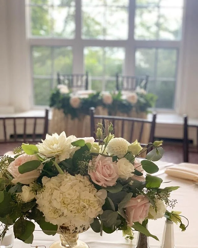 The light in the conservatory at @tuppermanor is everything! ✨
#meredithmccarthyfloraldesign #ipswichflorist #northshoreflorist #mmfd #mmfdweddings #weddingflowers #bostonflorist #tuppermanor #tuppermanorweddings