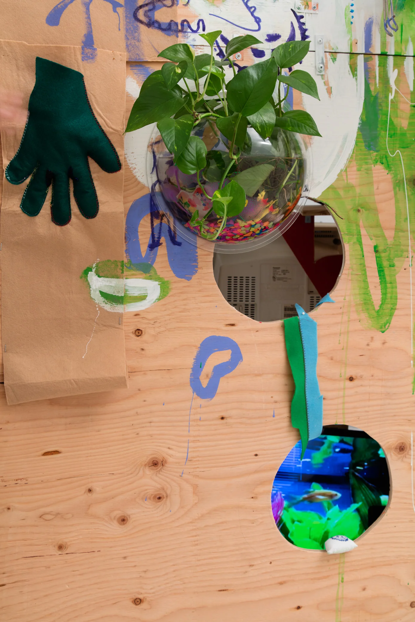 Detail view of Re-portal Inside video work: Fish Tank 2017, Color, 2:30 min