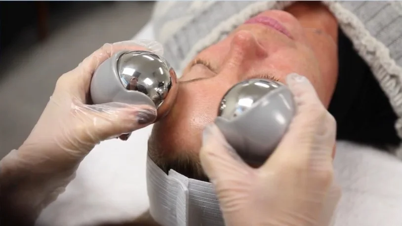 Frozen medical steel Cryoglobes are used when frozen to cool the skin. Appearance of lines and wrinkles are reduced, increases the production of collagen, reduces puffiness around the eyes, minimises pores on the face, drains the build up of toxins in the skin, soothes inflammation and irritation. Skin conditions like Acne, Dermatitis, Psoriasis and Eczema can be relieved. Metabolic rate of the skin is increased.