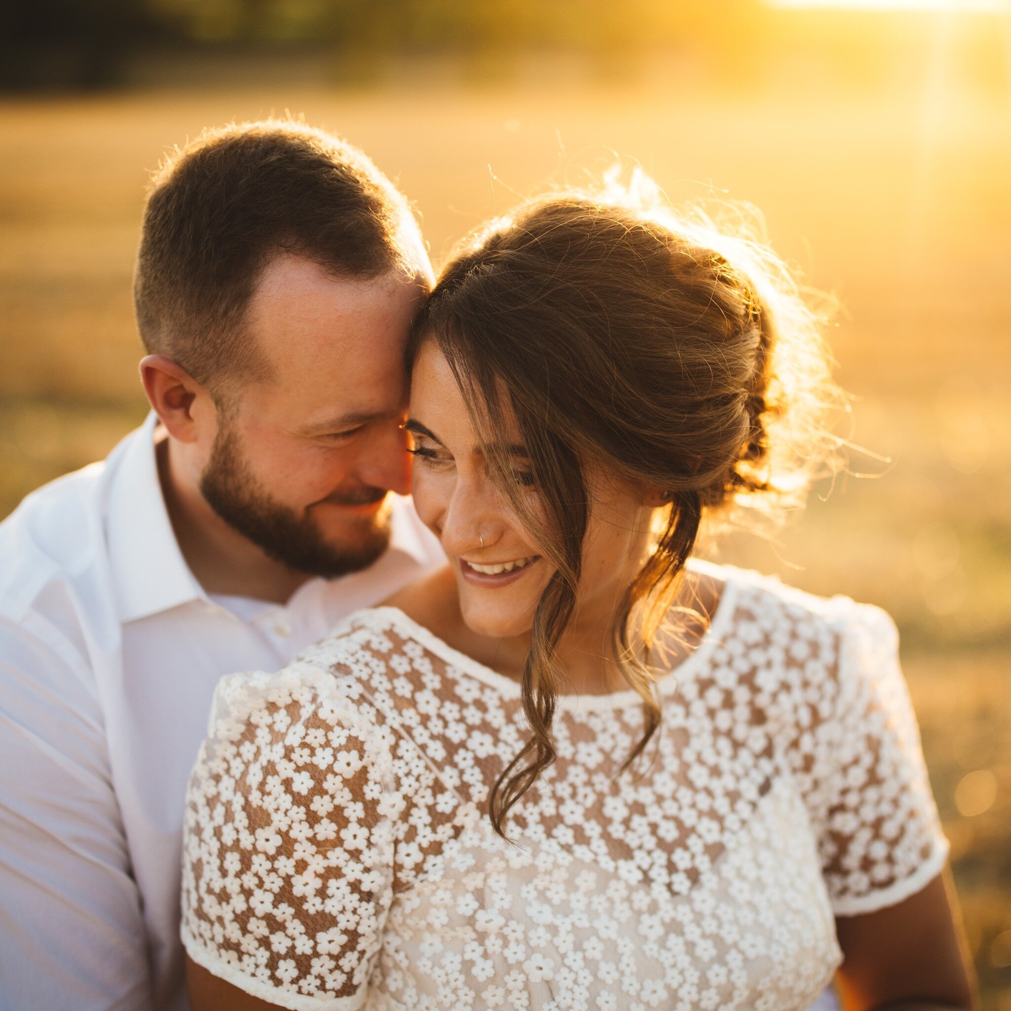 I'm always that photographer who'll come and grab you if the light is beautiful, and there was no way we were missing this gorgeous Huntsmill golden hour! Thank you Steph &amp; Matty for running out with us to catch the light ☀️

Venue: @huntsmillfar