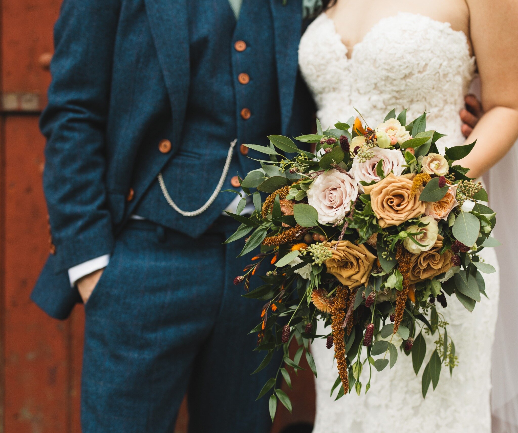 Shirley &amp; Andrew coming in with the perfect autumn wedding colour palette 🍂 So excited to share more from this fabulous day!

VeSouth Farmfarm1 
Dress: @pronoviasDesigner Loft Bridal NYCridal 
FlowJulie Cambridge Floral Designridge 
STweed | Lin