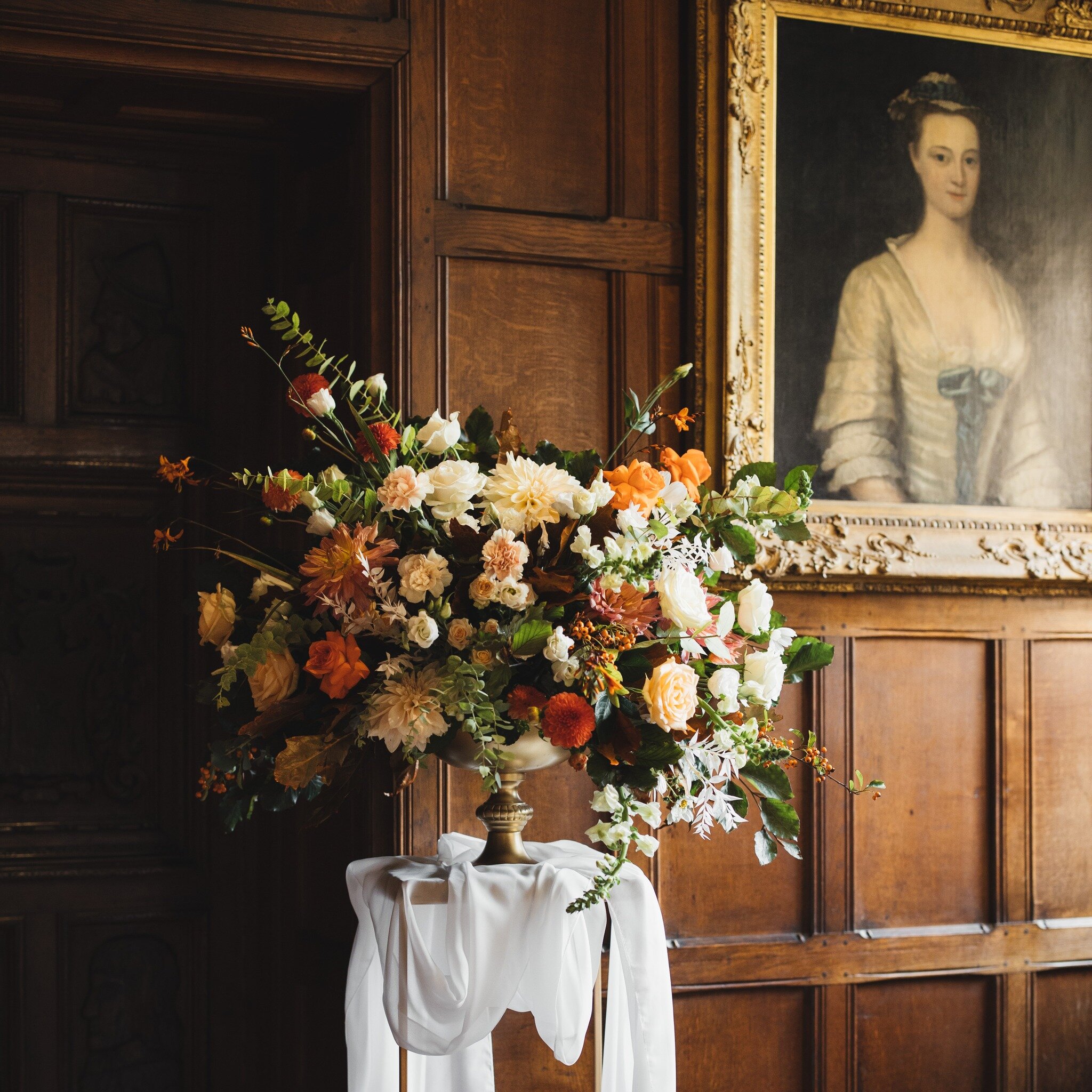 I always love an autumn wedding, especially when it's paired with beautiful flowers like these which were just perfect for Chloe &amp; Jon's October day 🍂

Venue: @hampdenhouseweddings 
Florist: @the_flowers_wedding_specialist 

#hampdenhousewedding