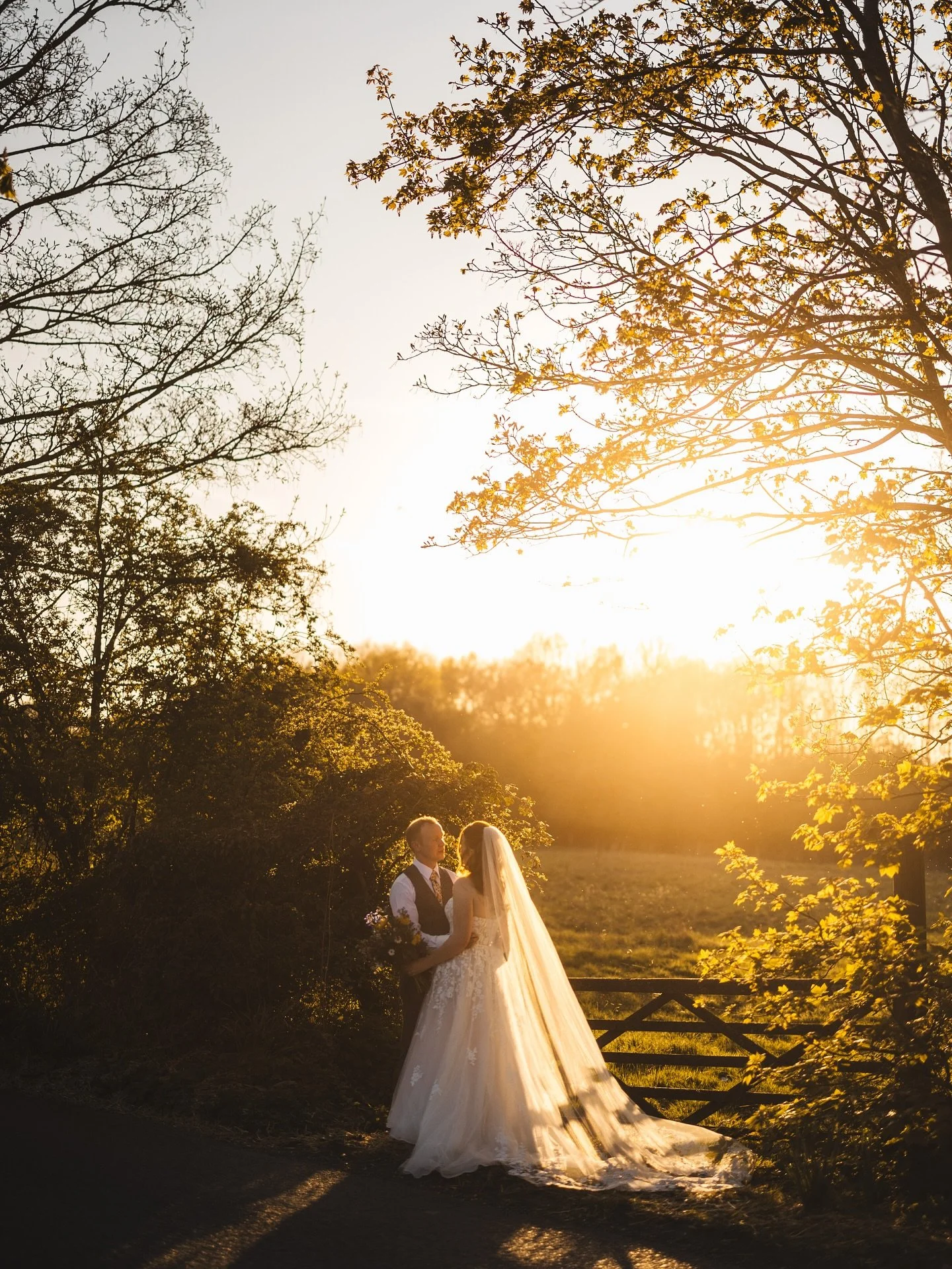 Evening moments in April with Clare &amp; Rob.. the best start to wedding season I could have asked for with this gorgeous Redcoats golden hour 🌞

Photographer: @catlanephoto 
Venue: @barnsatredcoats
Flowers: @no8lifestyle 
Hair: @hair_by_jaydean
Dr