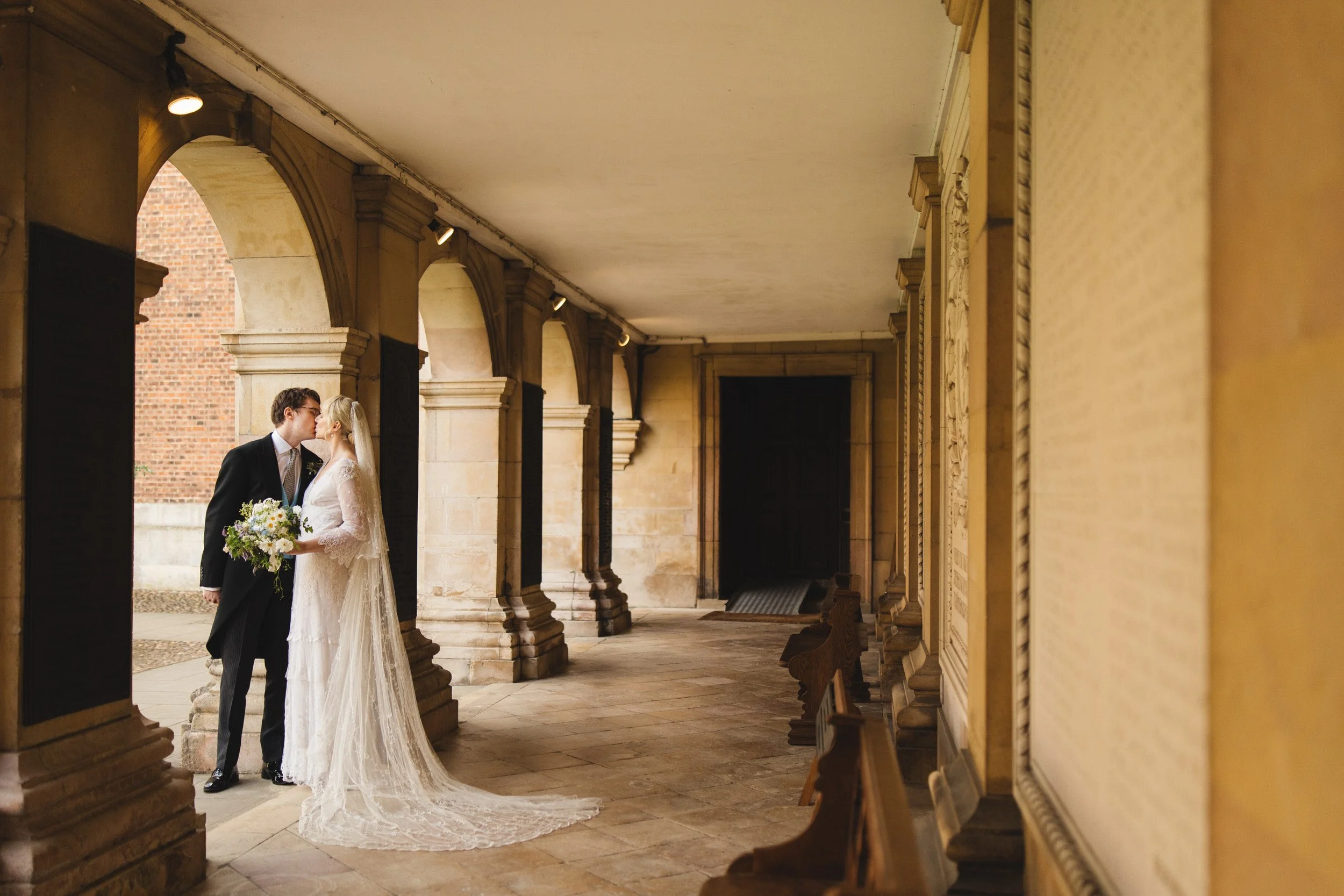 059_pembroke-college-chapel-cambridge-wedding-photography_cat-lane-photo.jpg