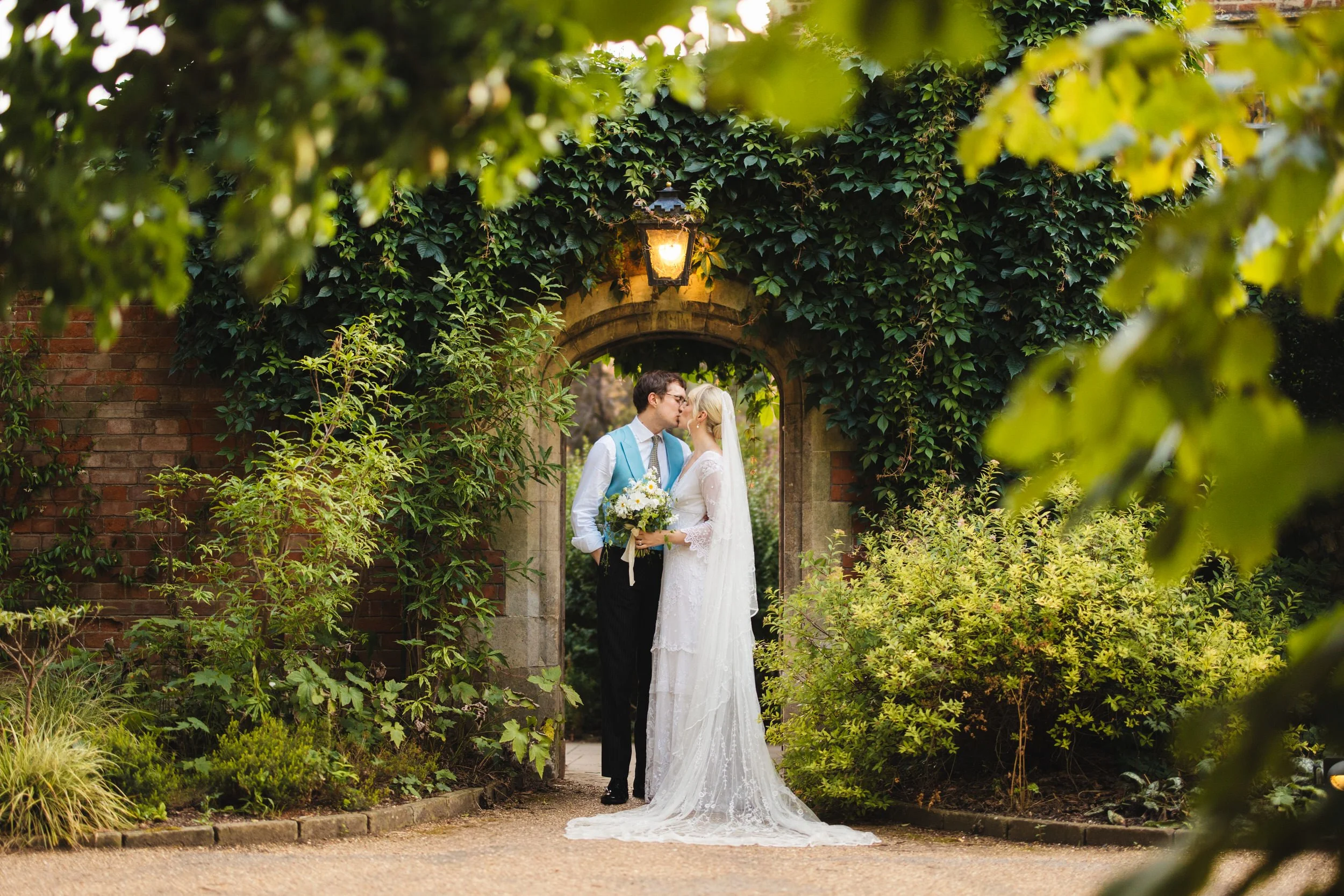 091_pembroke-college-chapel-cambridge-wedding-photography_cat-lane-photo.jpg