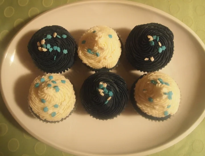 Hanukkah blue velvet cupcakes