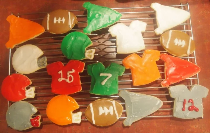 Cookies that represent the Super Bowl - if your having a party for the big game have them in the colors of your favorite team.