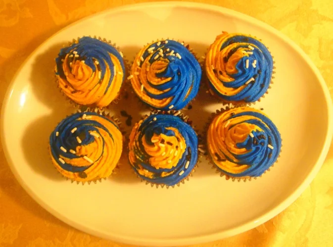 Marble cupcakes - frosting in your graduating school's colors.
