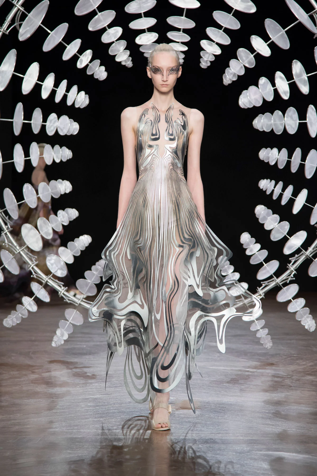LE-MILE-Magazine-by-LE-MILE-STUDIOS-IRIS-VAN-HERPEN-HAUTE-COUTURE-PARIS-WEEK-2019-show-AW2019_6.jpg