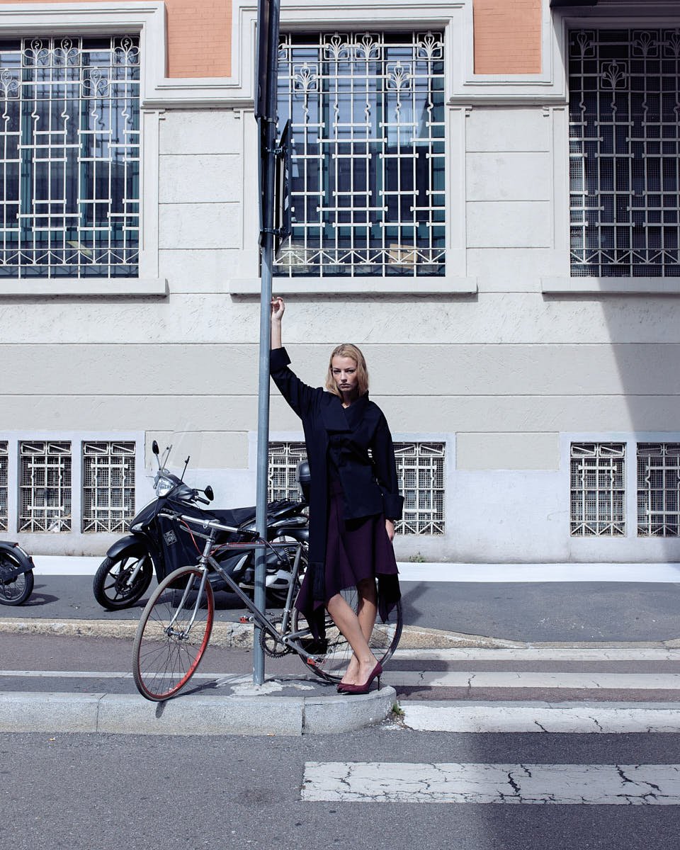 WHITE MILANO September 2026 edition model Elly Merkl photo by Matteo D’Agostino for LE MILE Magazine Elly wears a total look by MARCELL PUSTUL